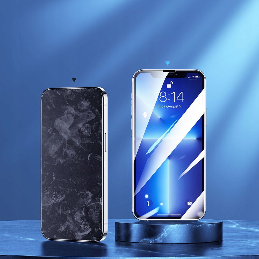 Due smartphone su una superficie blu. Uno ha lo schermo sporco, l'altro mostra l'ora. Sfondo blu.