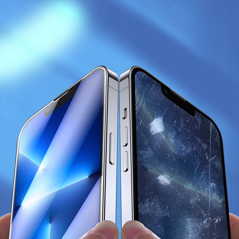 Due smartphone uno accanto all'altro, uno con lo schermo rotto. Entrambi i telefoni hanno cornici argentate, schermi blu, tenuti in mano.