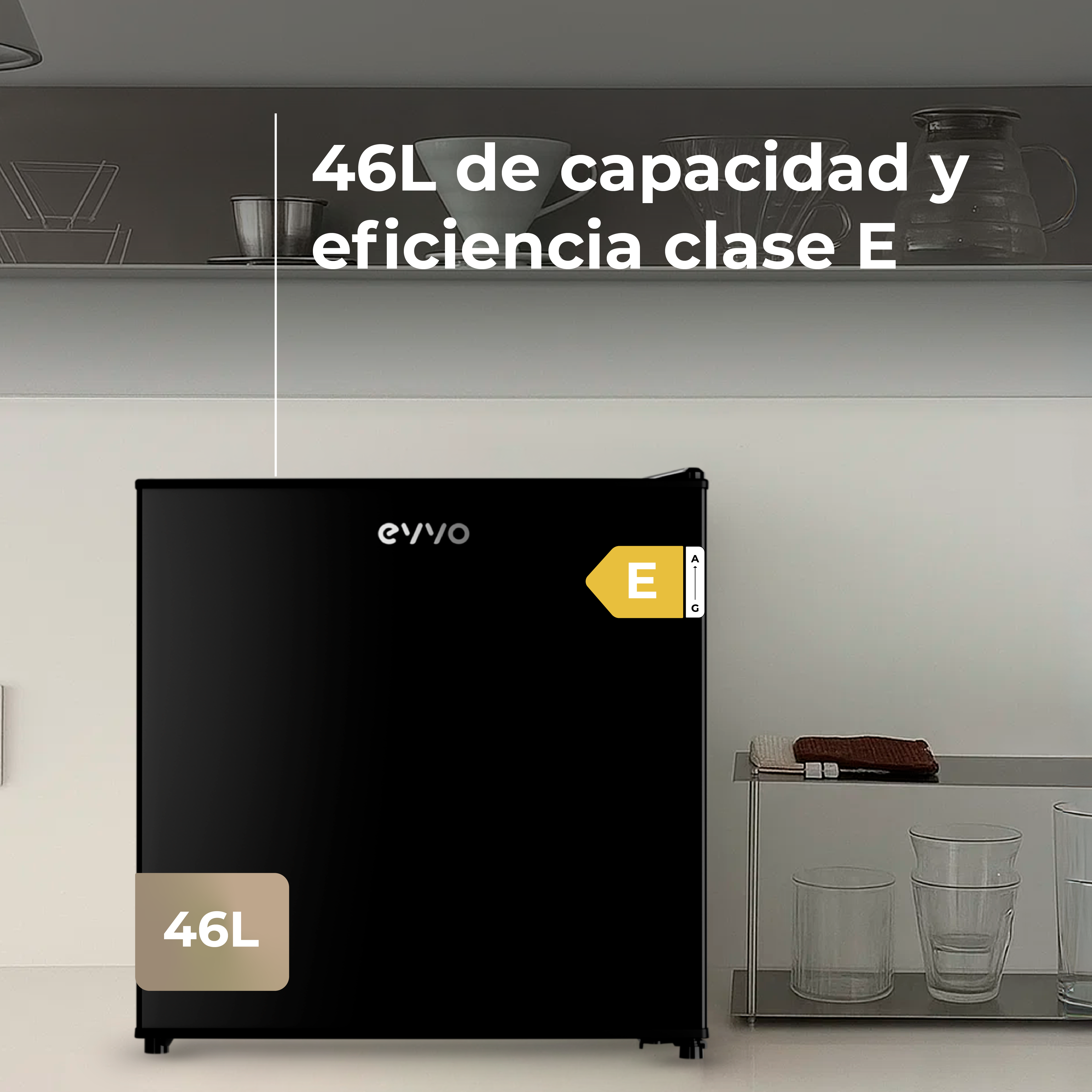 Un mini-frigorífico negro con etiqueta de eficiencia energética. Tiene una capacidad de 46L.