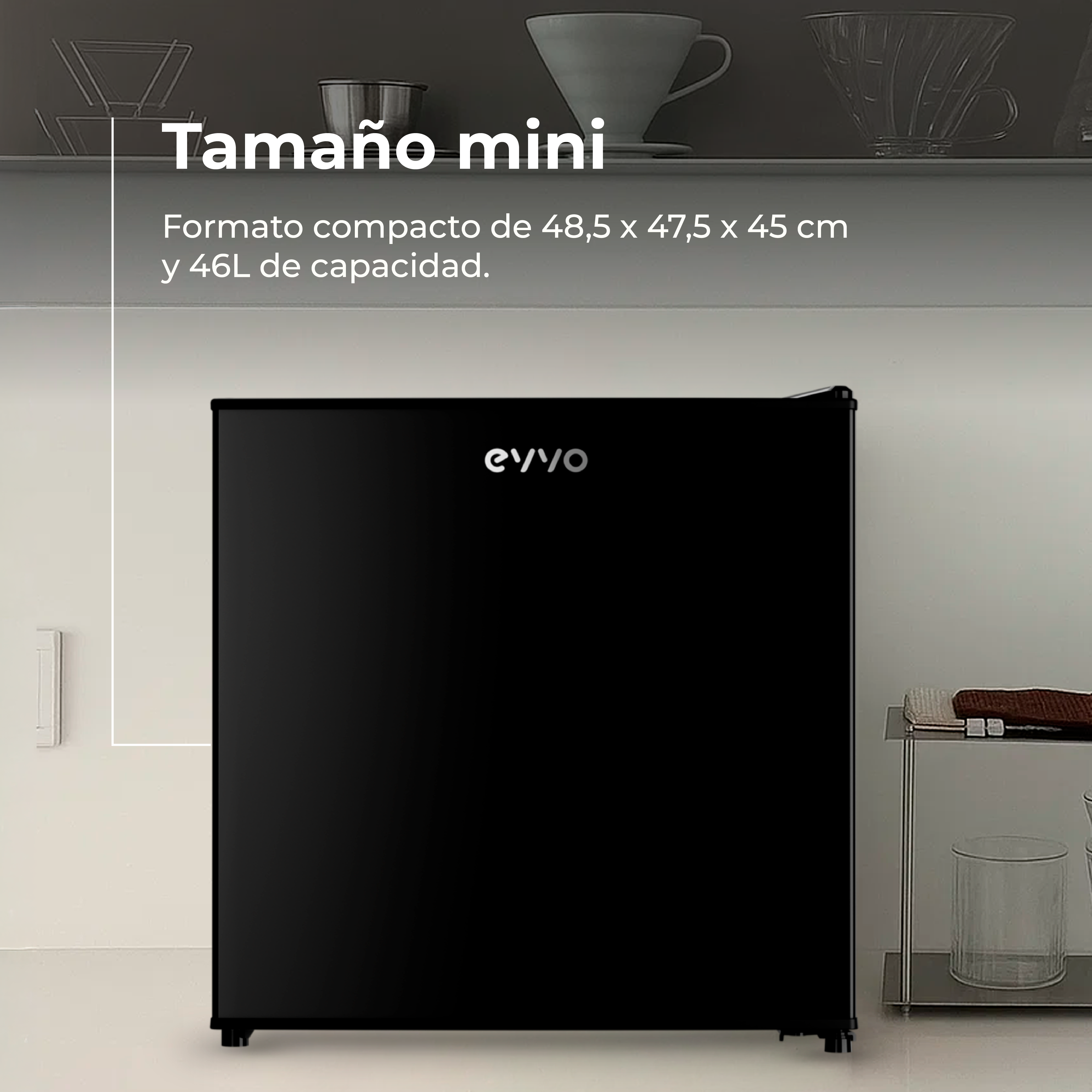 Un mini-refrigerador negro contra una pared blanca. El texto dice 'Tamaño mini' y otras especificaciones.
