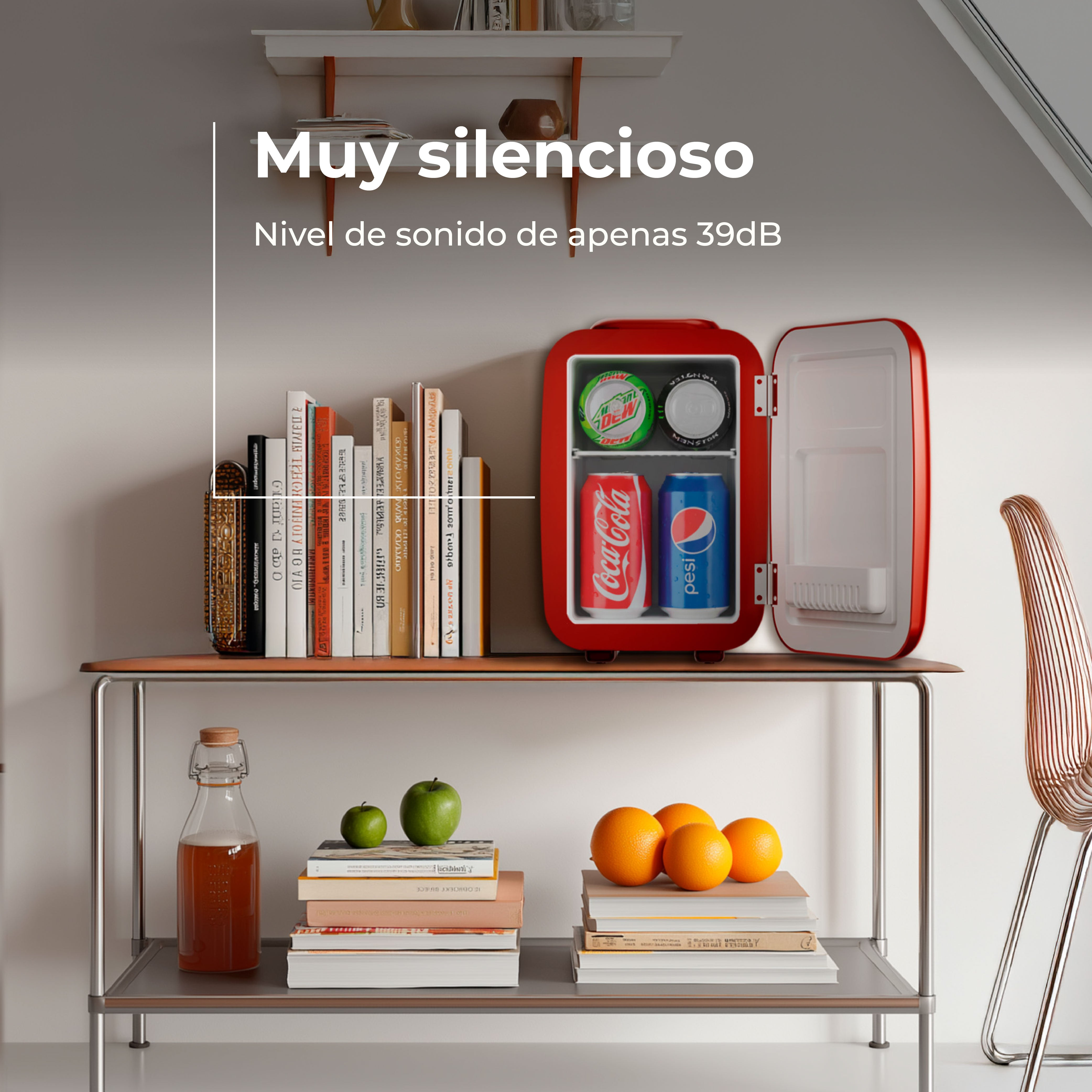 Una mini nevera roja con bebidas está en un estante. Debajo hay libros, naranjas y manzanas. El texto dice 'Muy silencioso'.