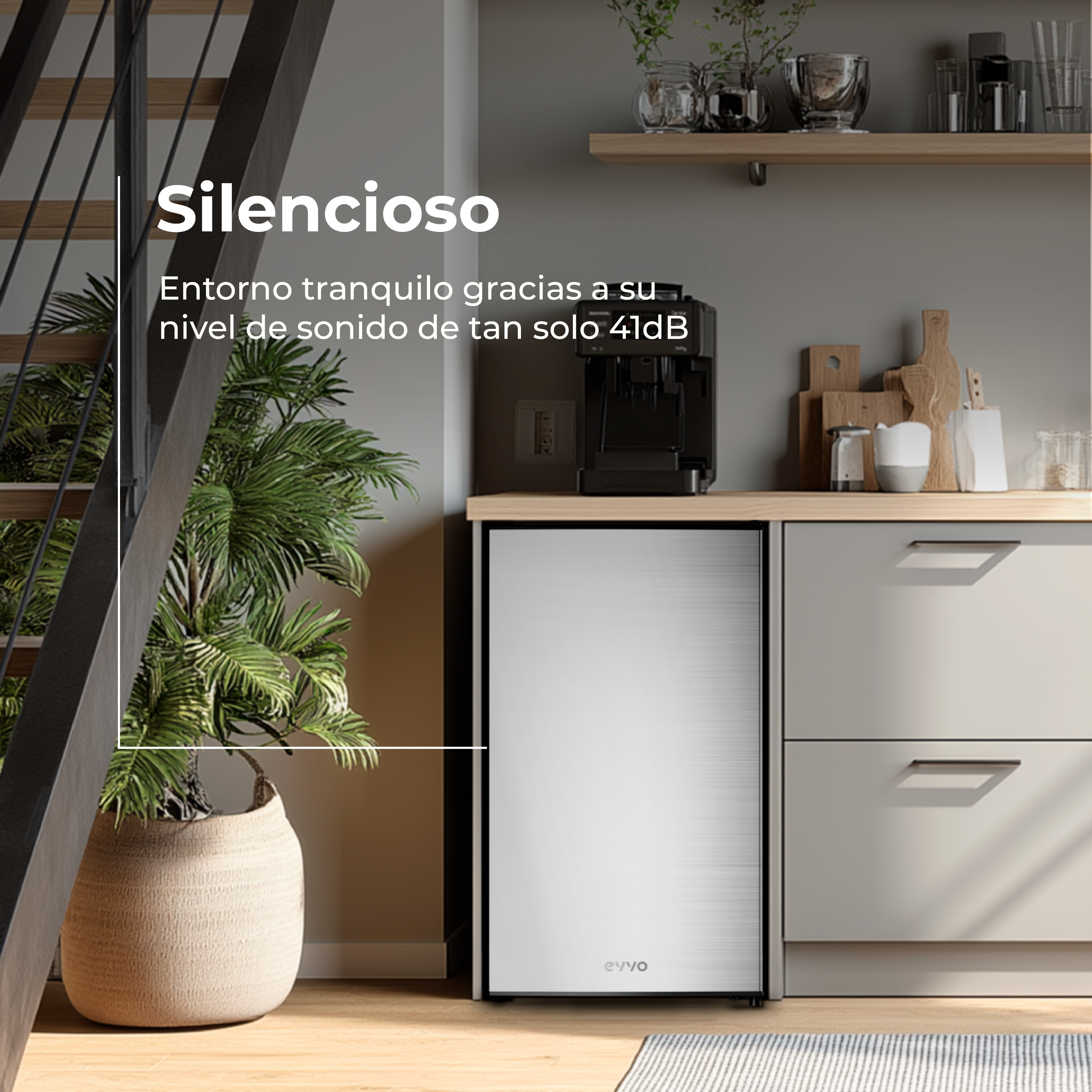 Escena de cocina con nevera, planta y texto 'Silent'. Una cafetera está en la encimera.