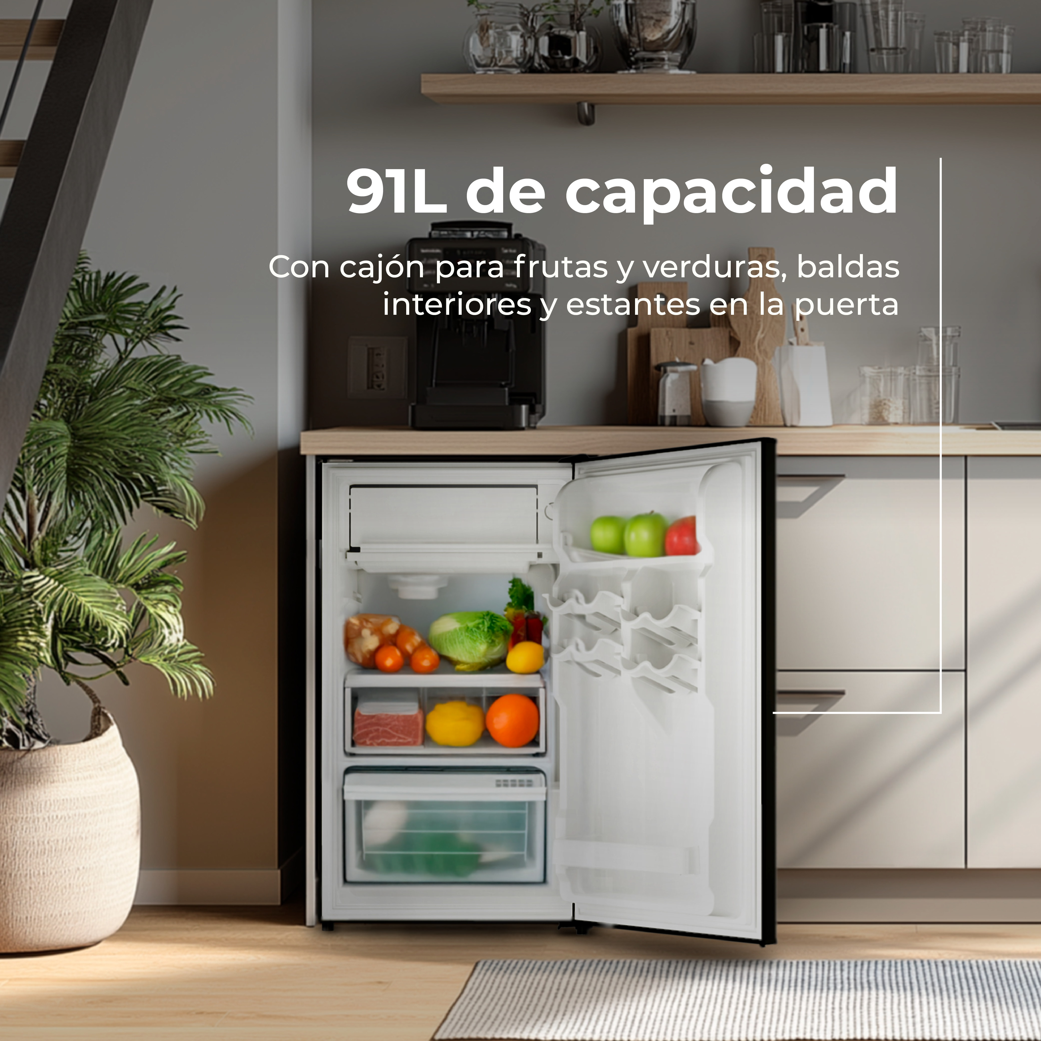 Un pequeño refrigerador con frutas y verduras dentro. Tiene una capacidad de 91L. La puerta está abierta.