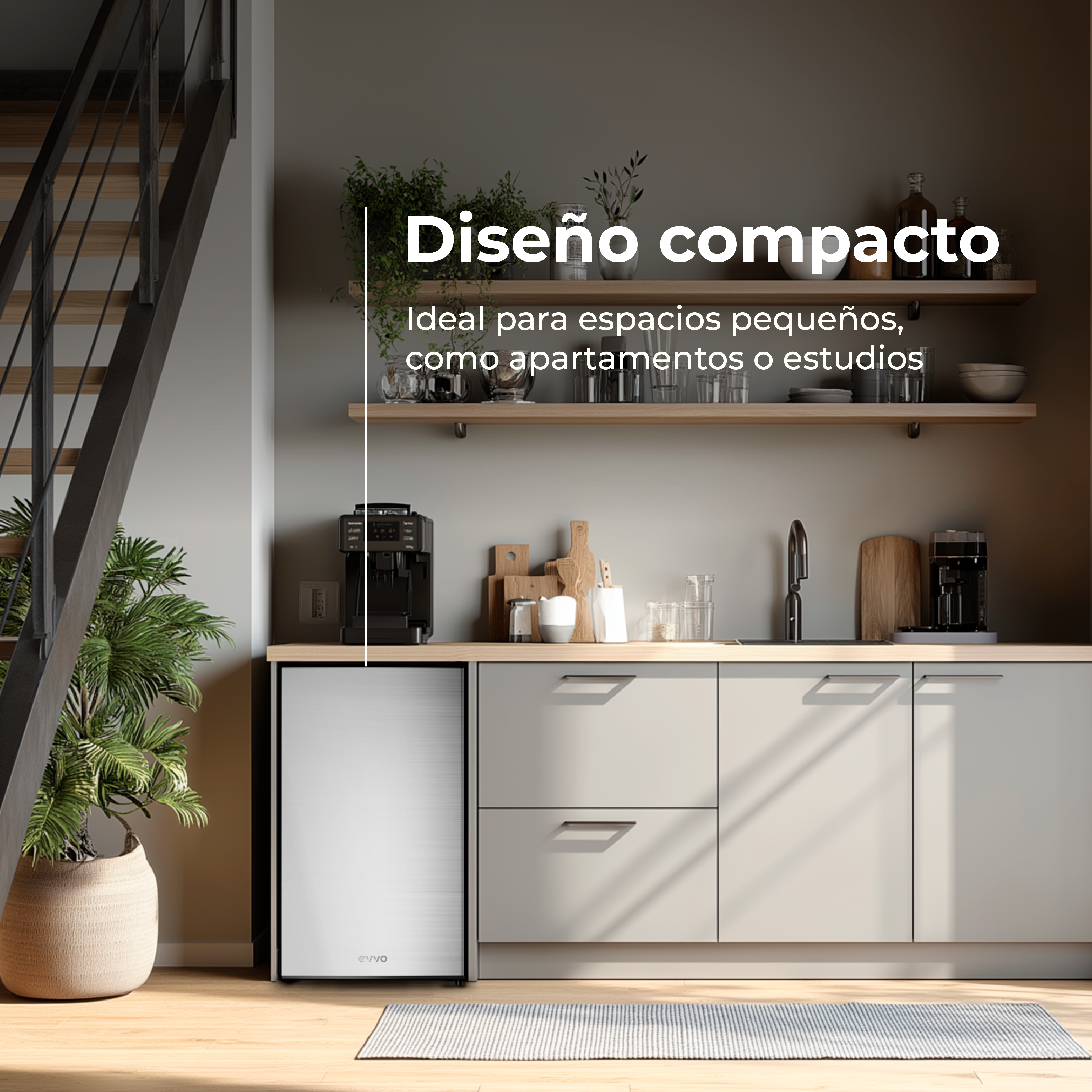 Escena de cocina con nevera compacta, armarios y escalera. Incluye plantas y electrodomésticos.