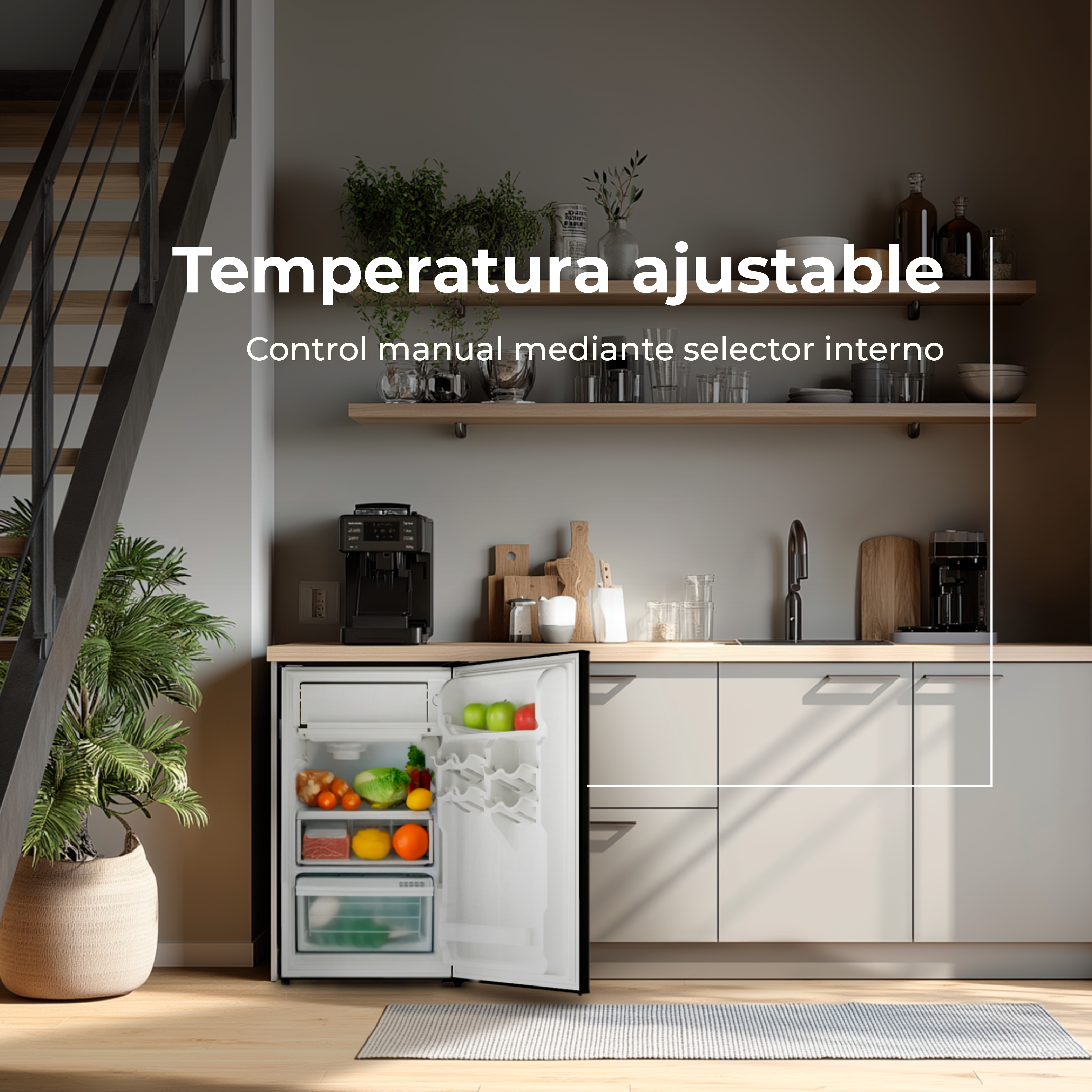 Escena de cocina con nevera abierta mostrando frutas y verduras. También se ven escaleras y armarios.