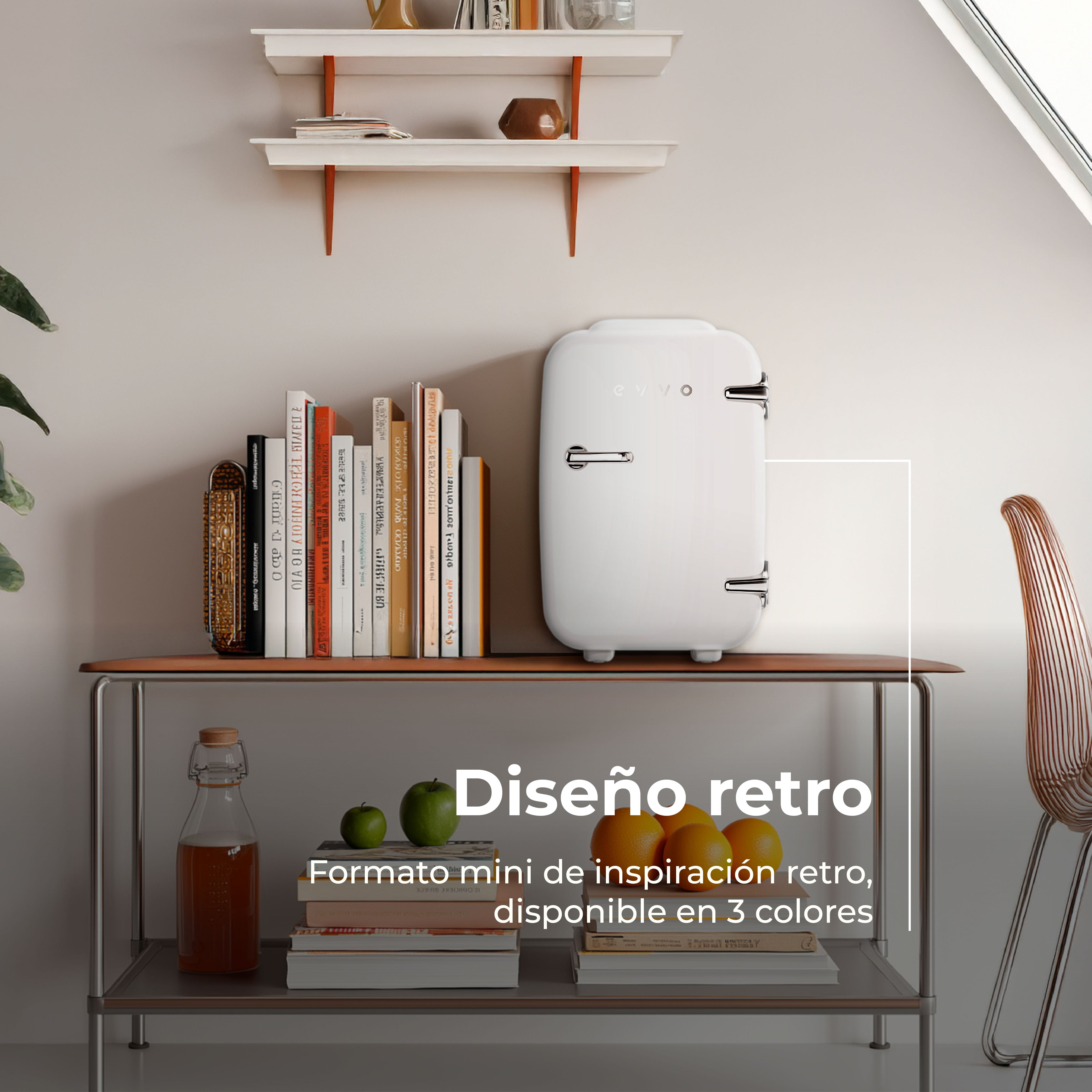 Un mini-frigorífico retro blanco sobre un estante con libros, manzanas y naranjas. Estantes arriba y una silla a la derecha.