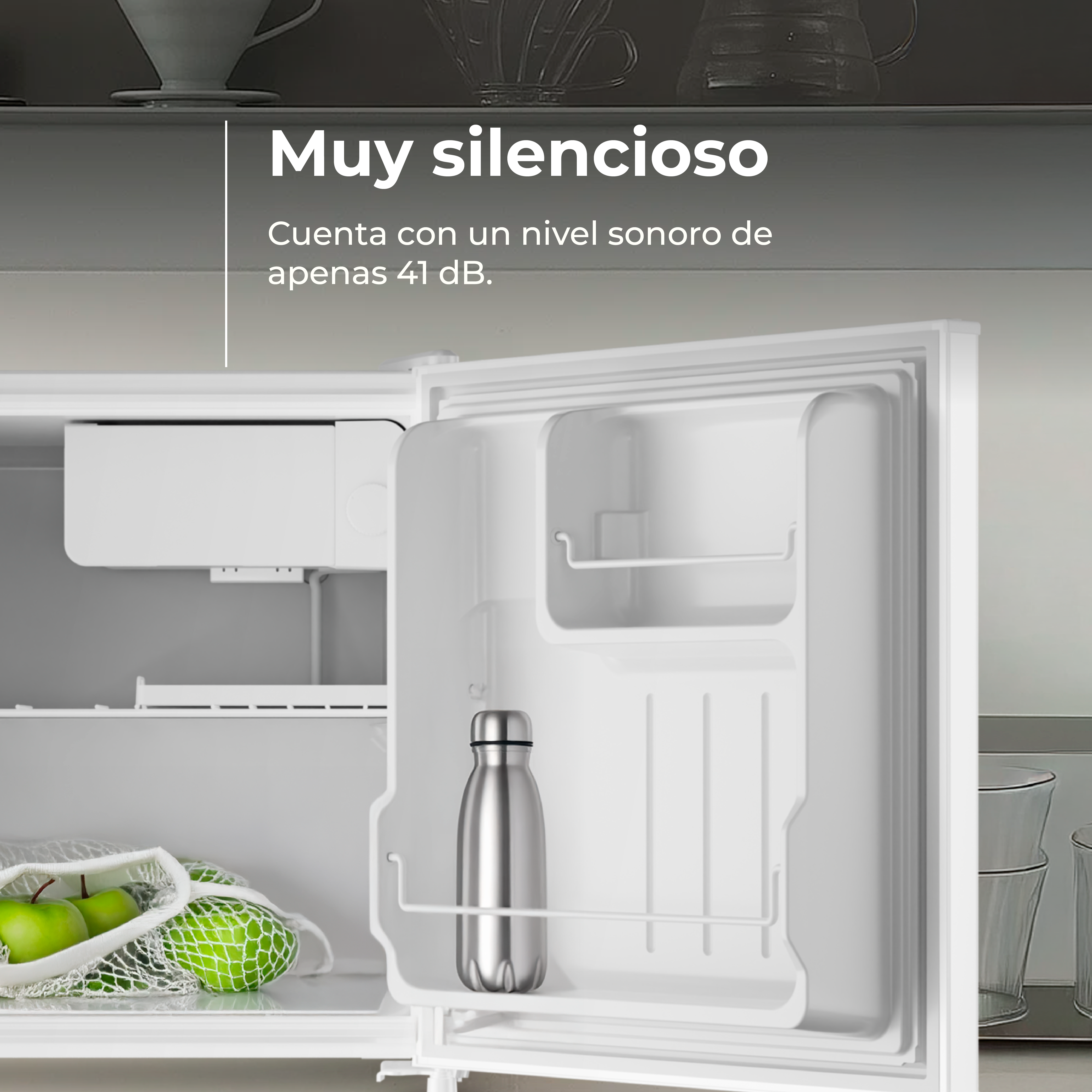 Un pequeño refrigerador abierto muestra una botella de agua de acero inoxidable. Hay manzanas verdes en una bolsa. El texto dice: 'Muy silencioso'.