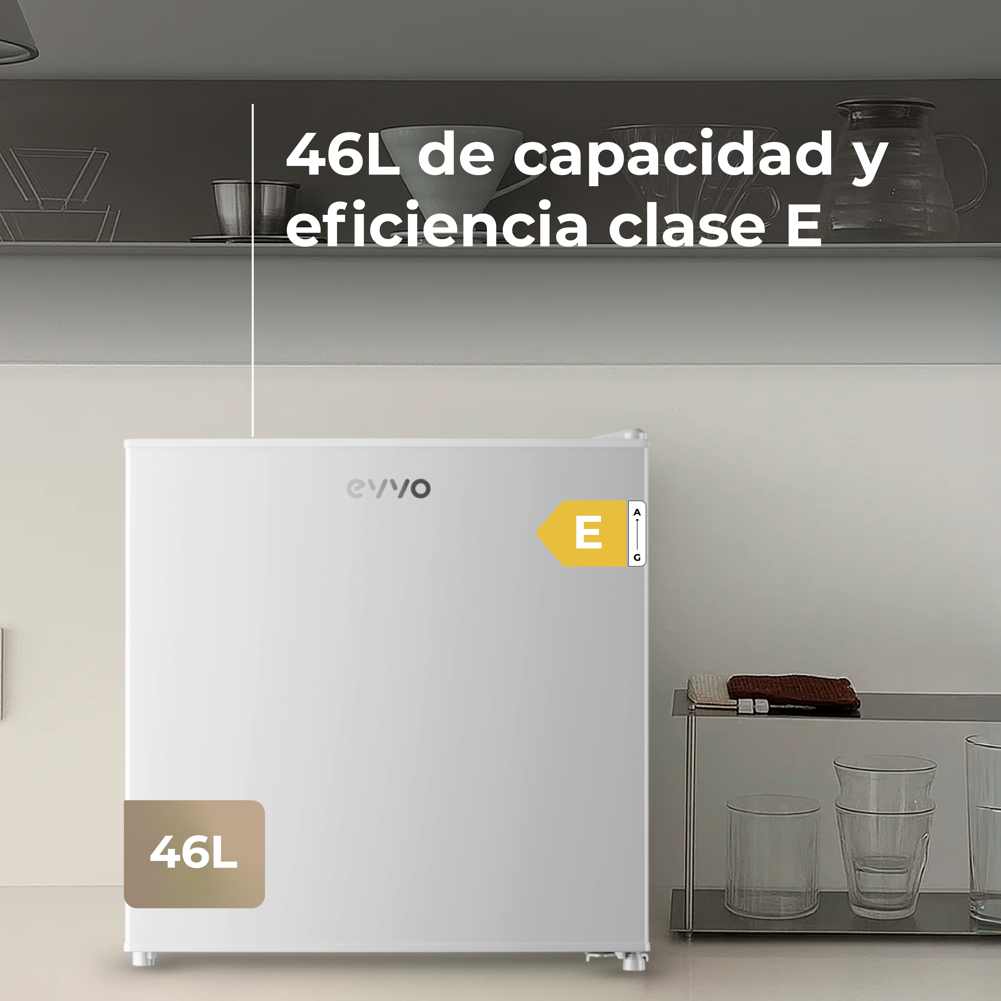 Un mini-frigorífico blanco con la marca 'evvo'. Tiene una etiqueta de eficiencia energética. El fondo muestra una estantería con vasos.