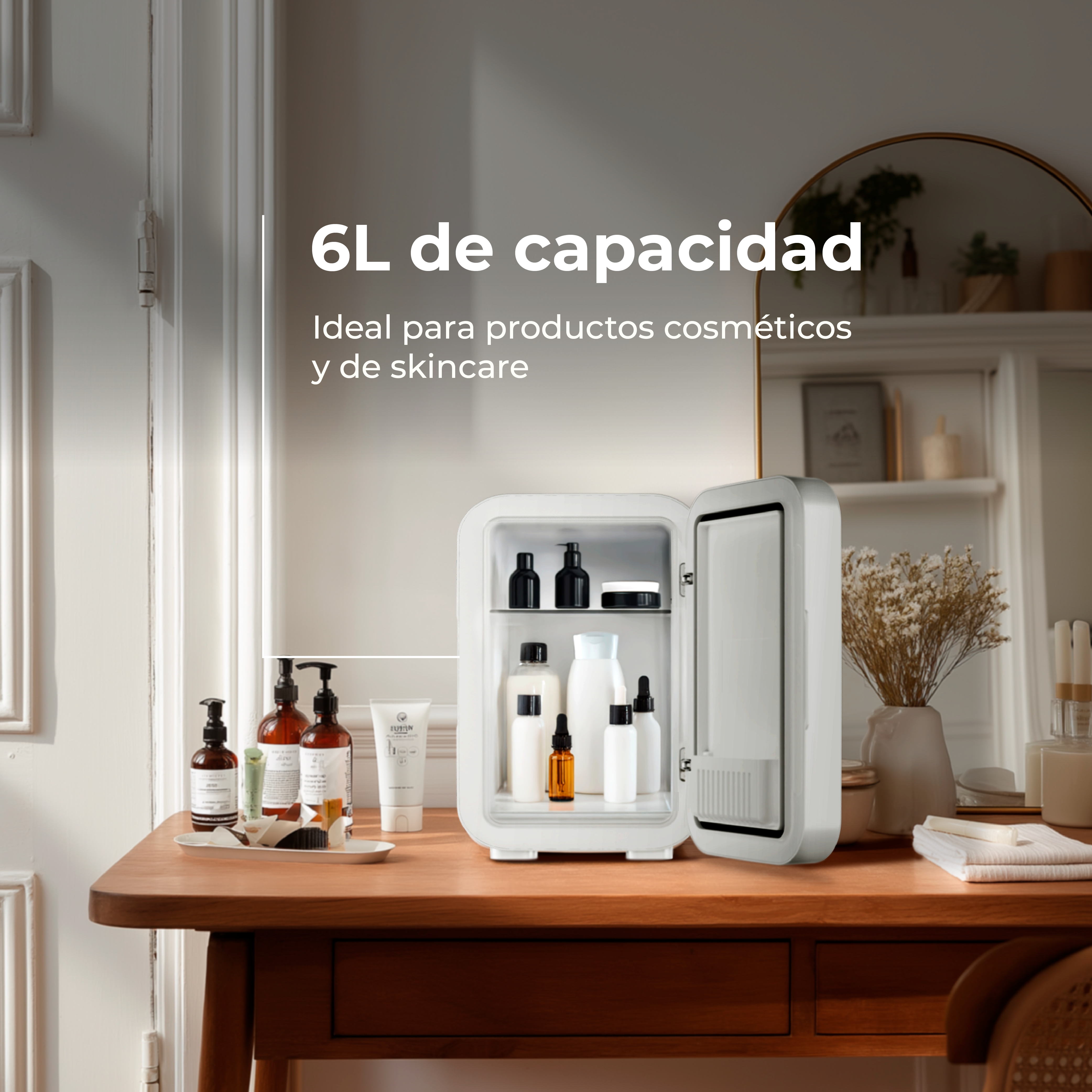 Una mini-nevera blanca abierta sobre una mesa de madera, llena de productos de belleza. Texto: Capacidad de 6L. Ideal para el cuidado de la piel.