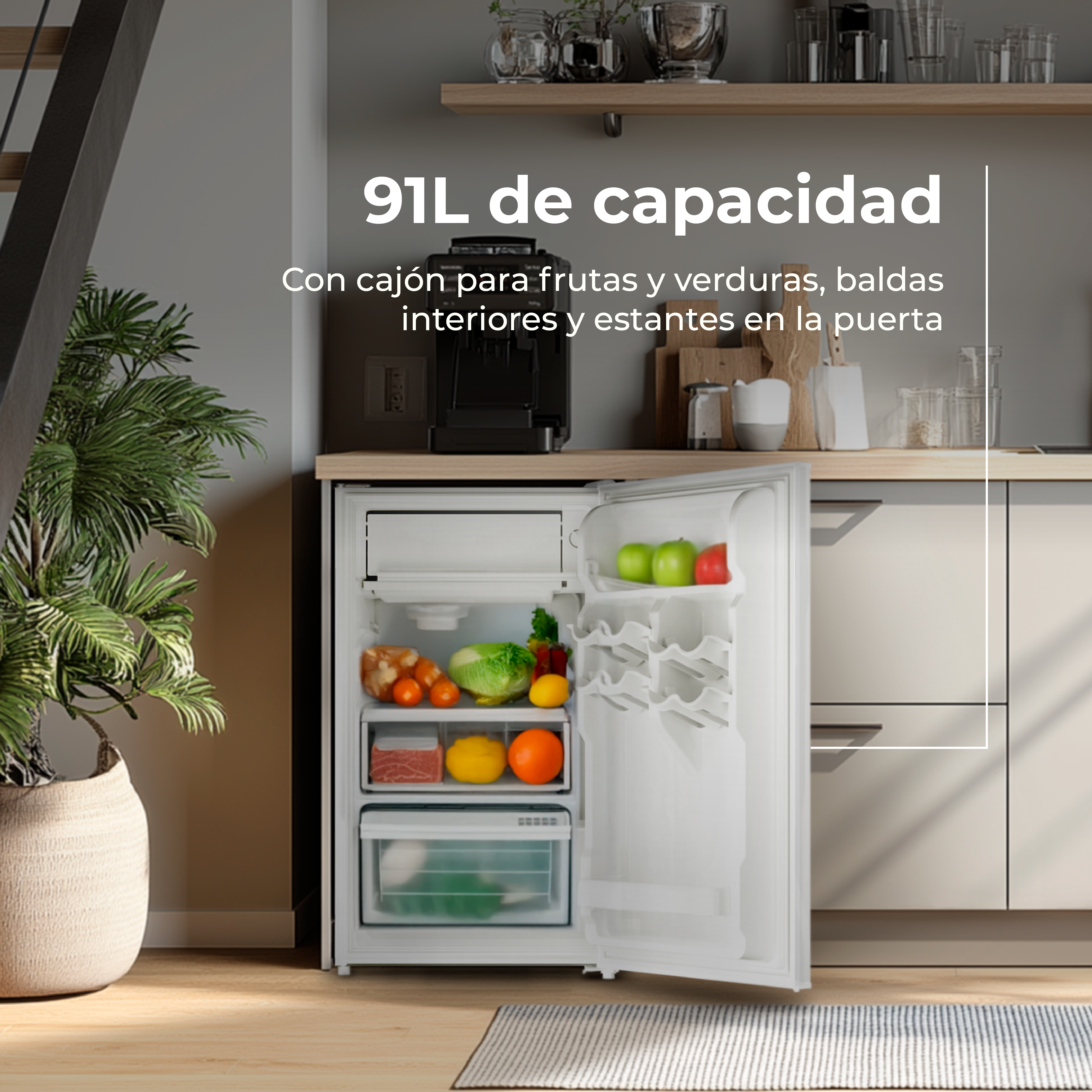 Un refrigerador blanco con frutas y verduras adentro. Está en un ambiente de cocina con una planta.