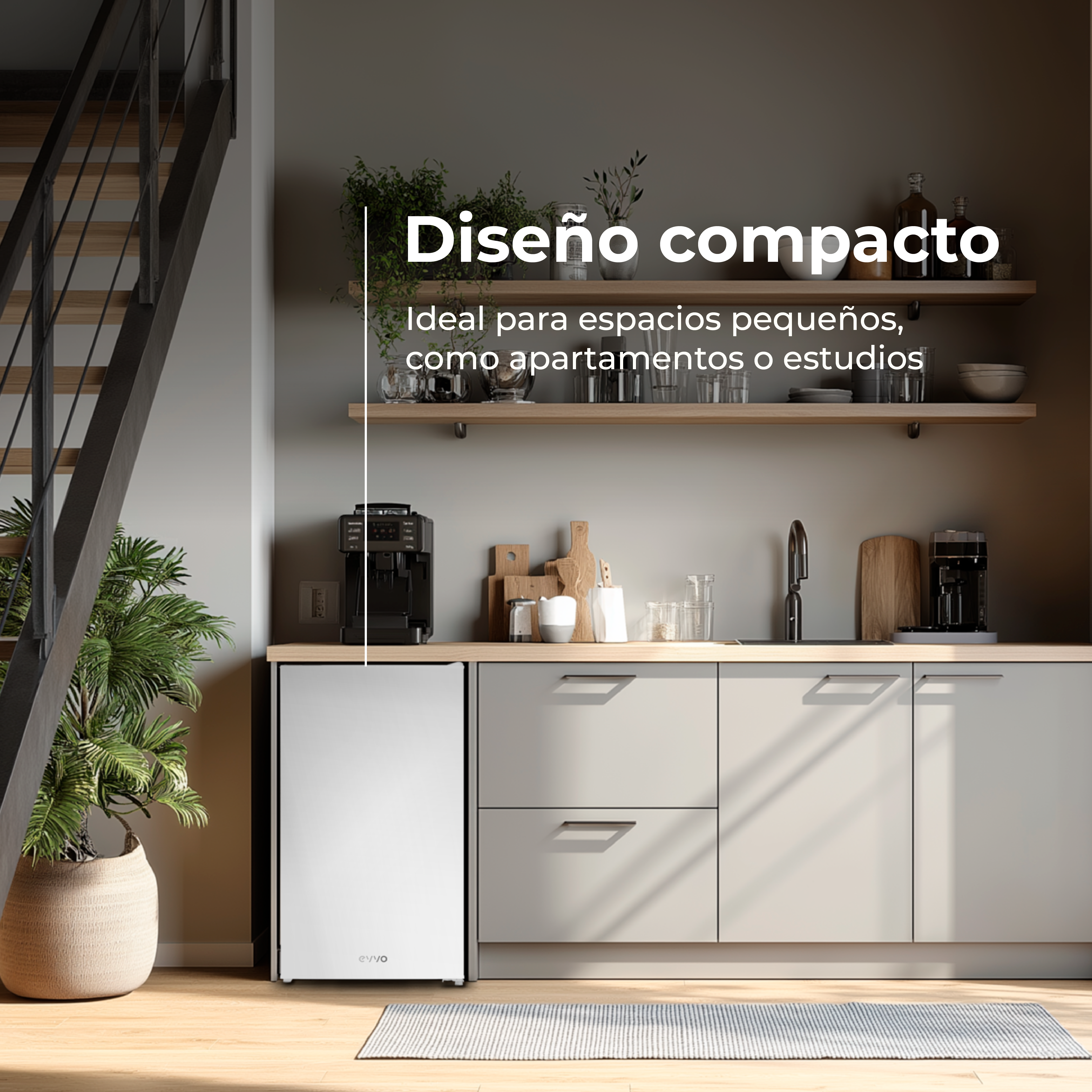 Escena de cocina con nevera compacta, armarios y escalera. Incluye plantas, cafetera y estantes de madera. Superposición de texto.