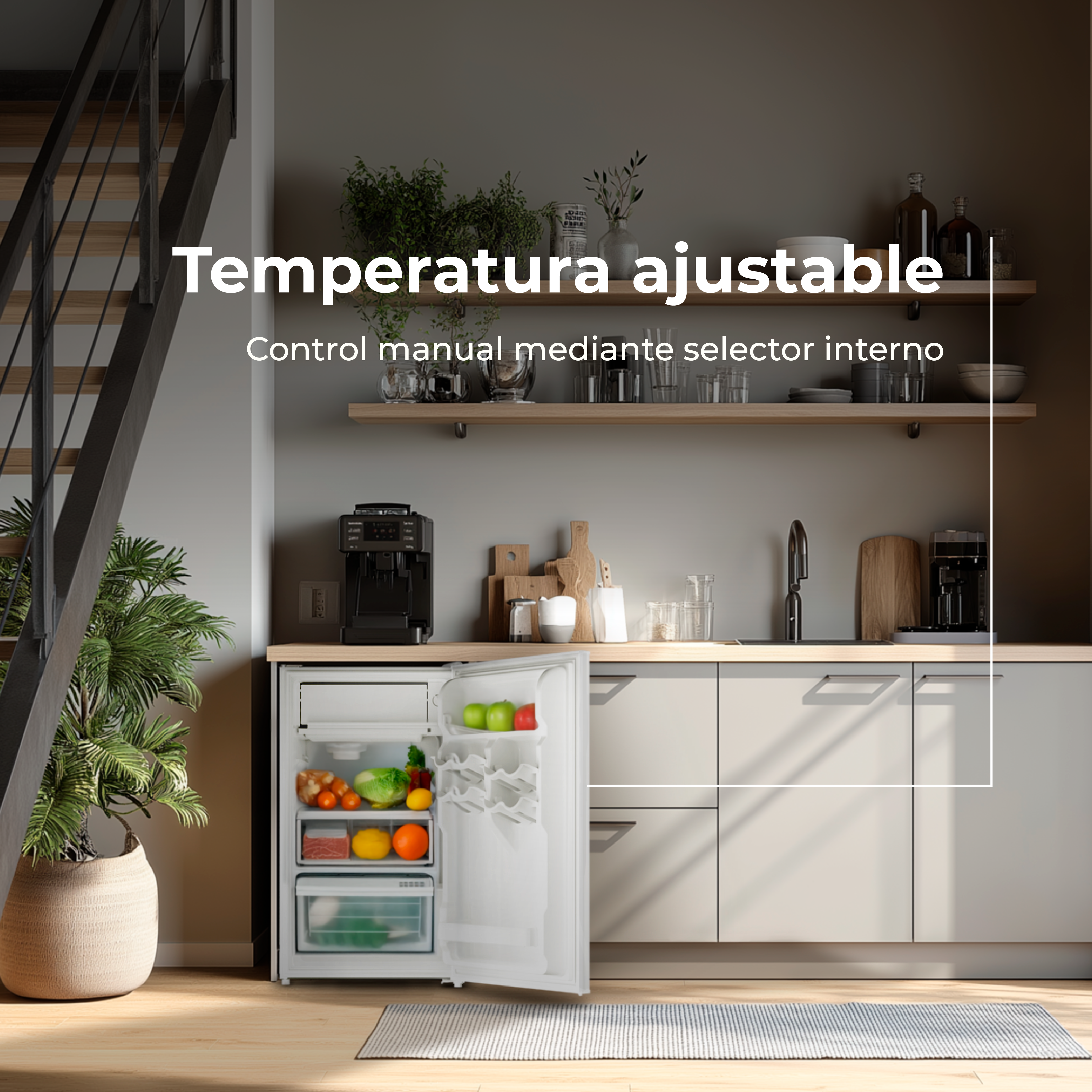 Una escena de cocina con una nevera abierta, con frutas y verduras, cerca de una encimera. También se ven escaleras y plantas.