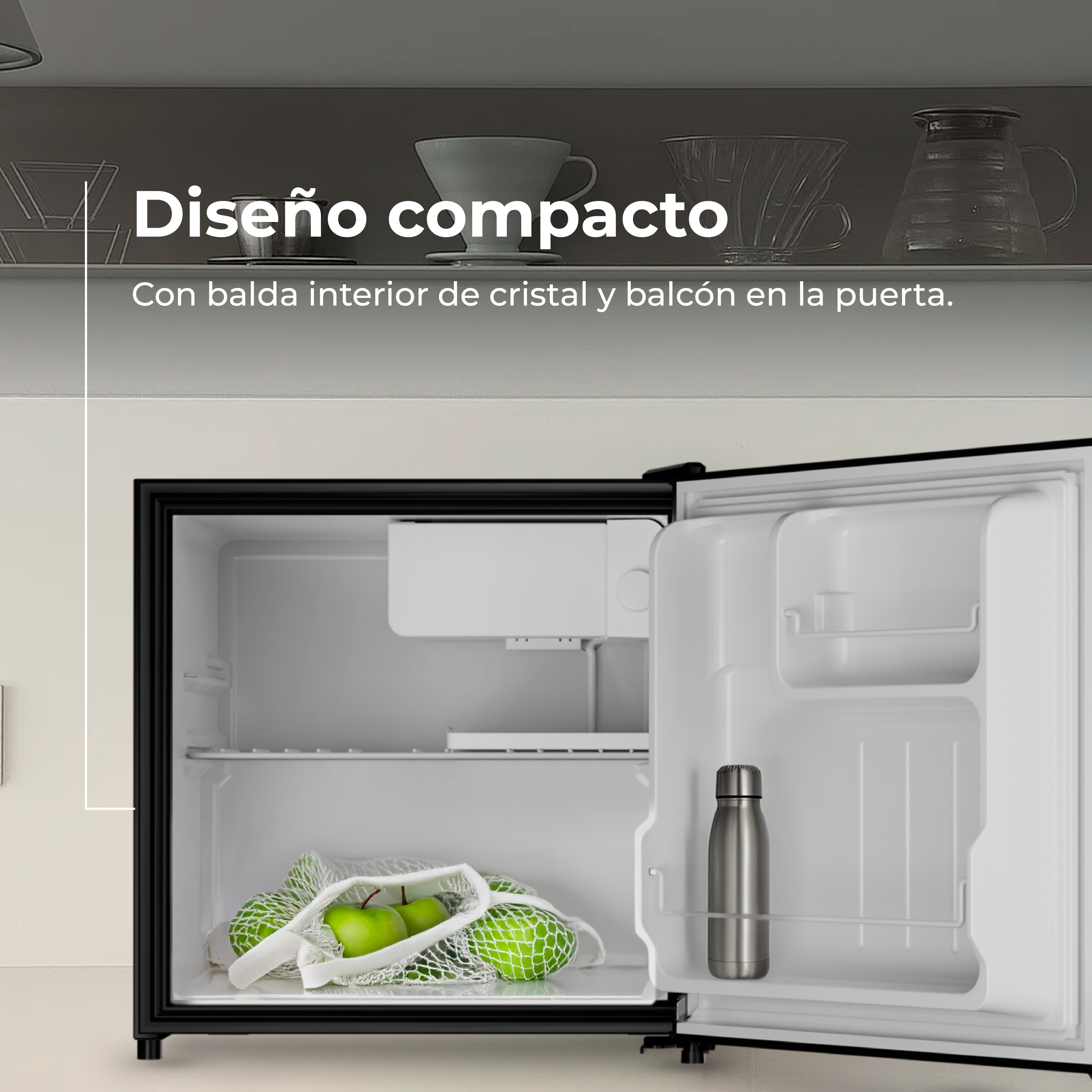 Mini-nevera abierta con fruta, una botella de agua y estantes de cristal. Interior blanco, marco negro.