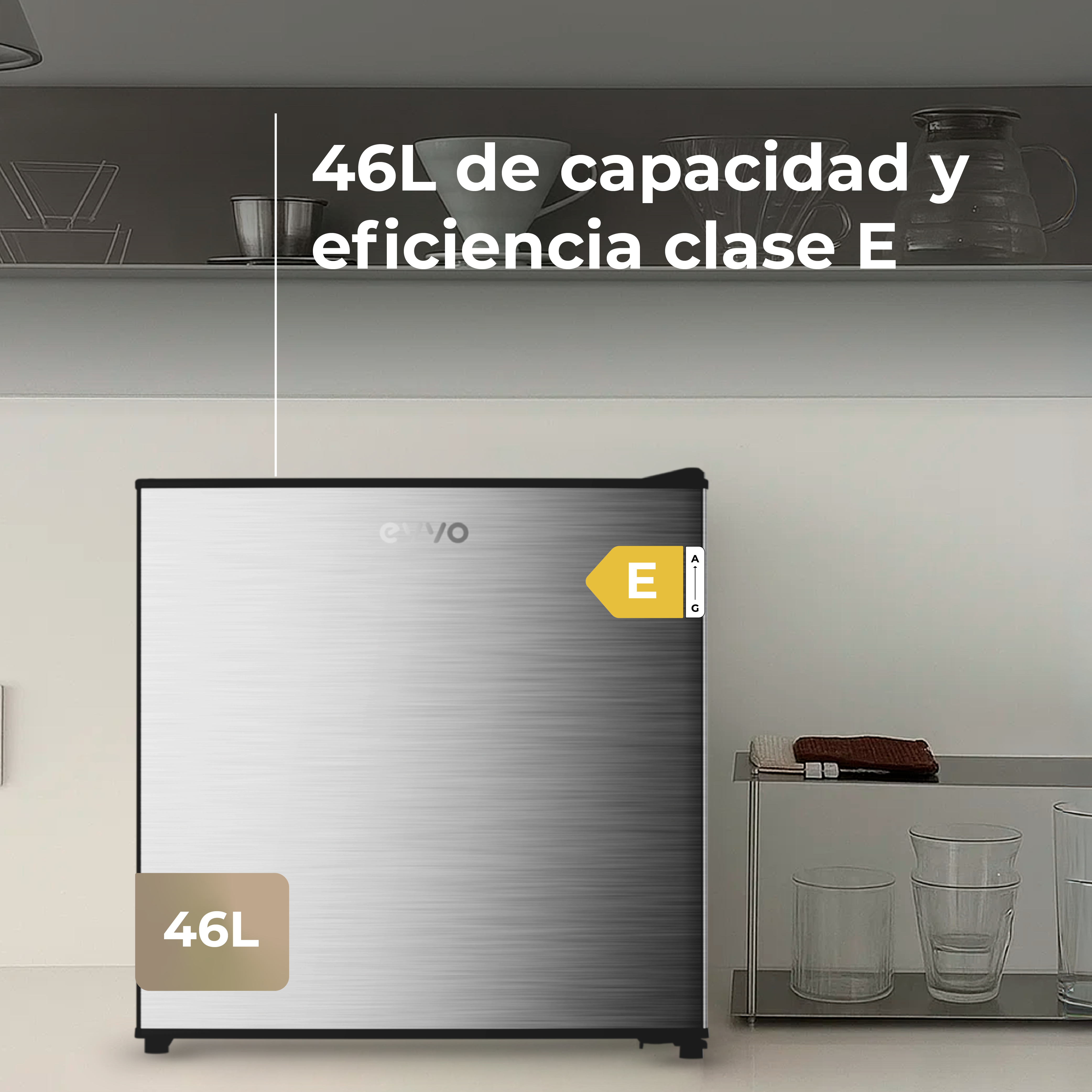 Un refrigerador plateado con una etiqueta de eficiencia energética amarilla. Texto: '46L de capacidad y eficiencia clase E'.
