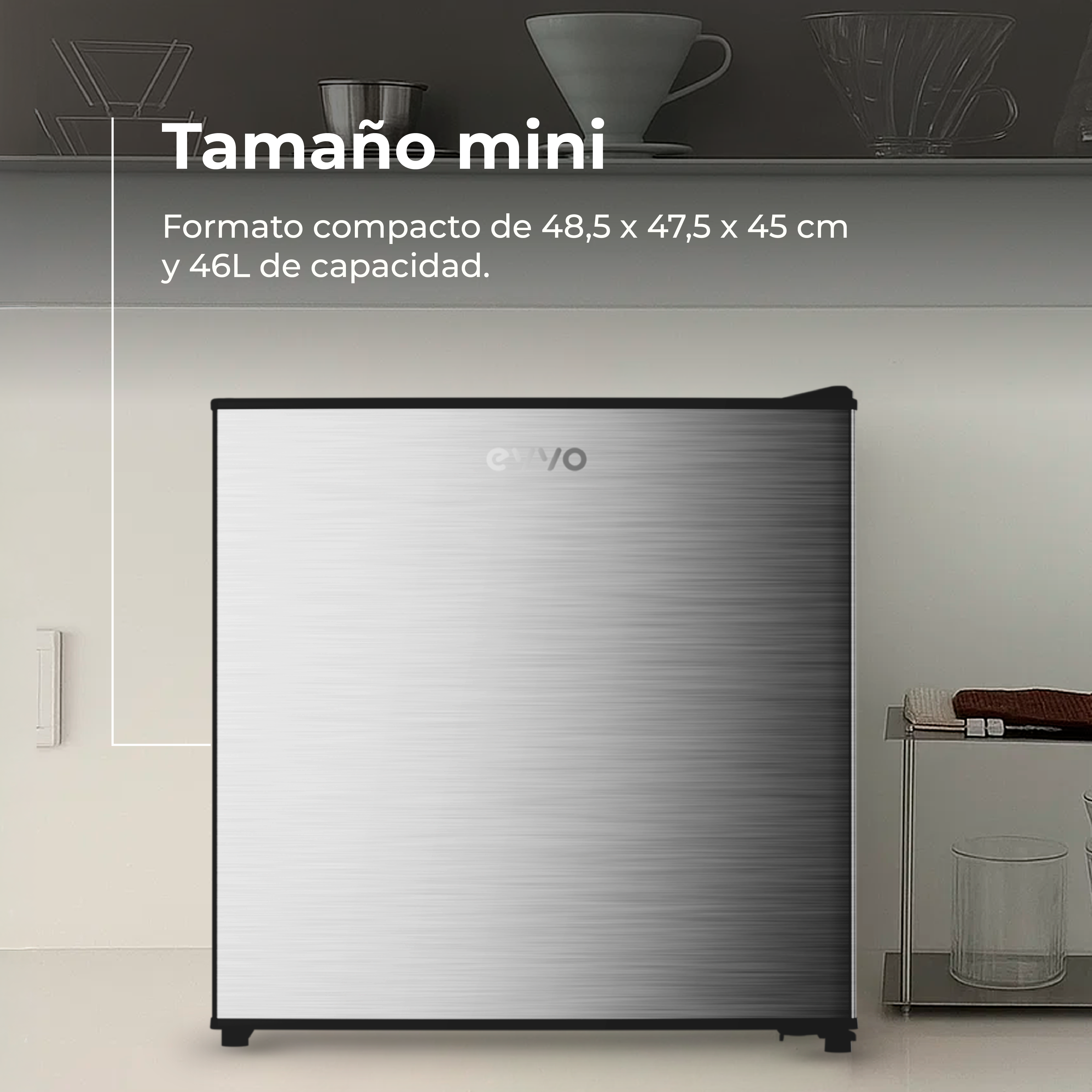 Un mini-refrigerador con puerta metálica está en el centro. El texto superior dice 'Tamaño mini'. Se encuentra sobre un fondo blanco.