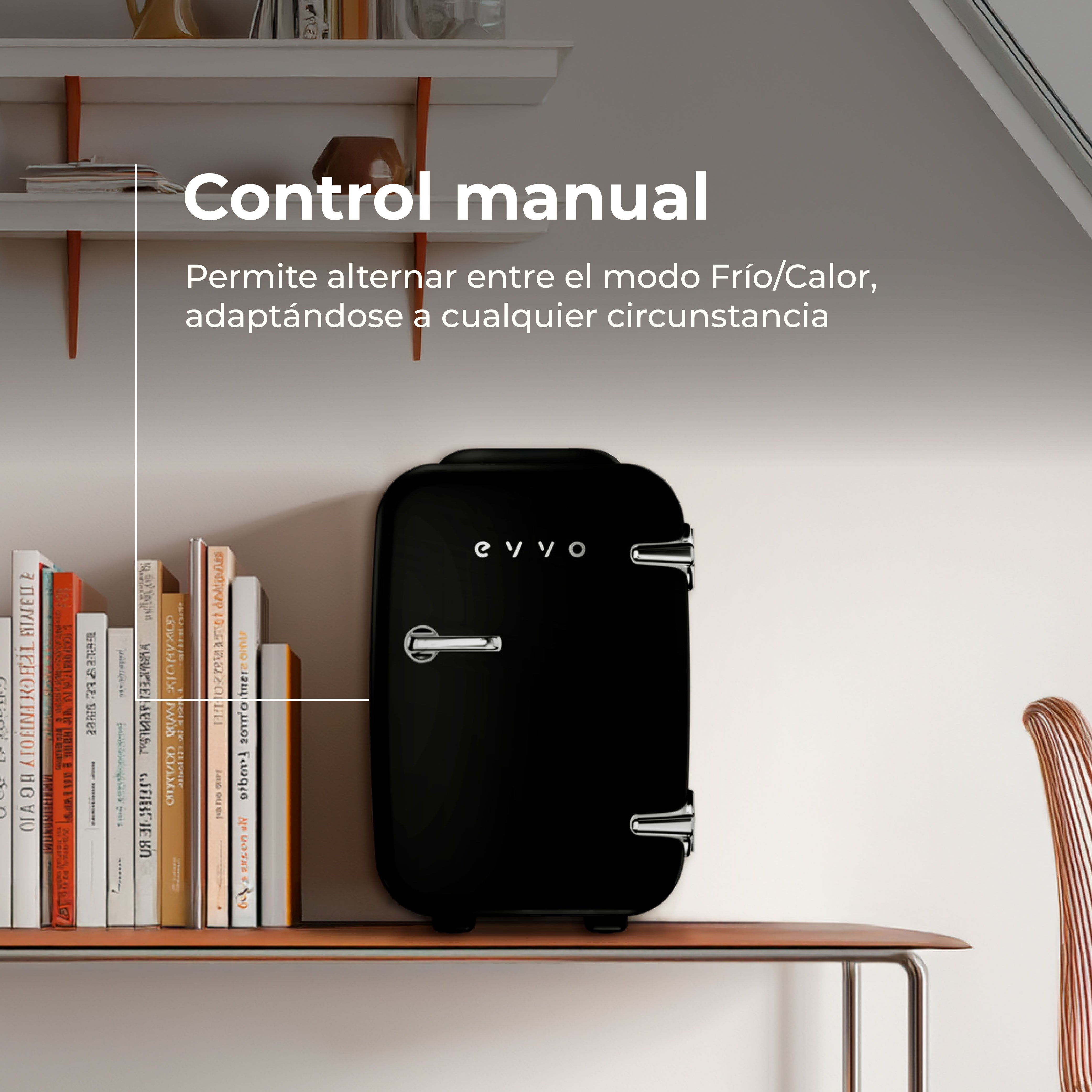 Mini-nevera negra sobre una estantería con libros. Texto: Manual de control. Estantería y silla visibles.