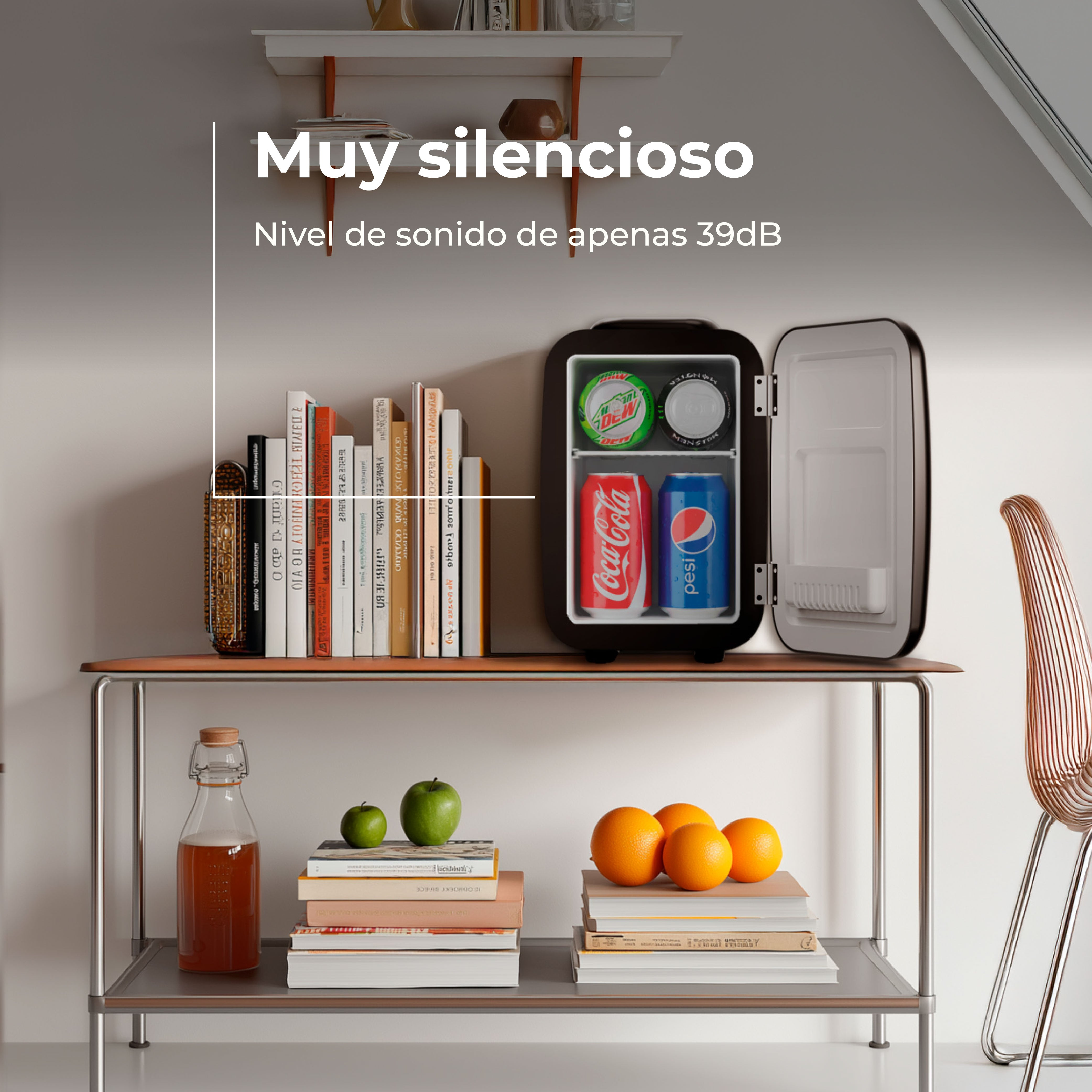 Mini nevera con bebidas, libros, manzanas, naranjas en estantes. Una silla a la derecha.