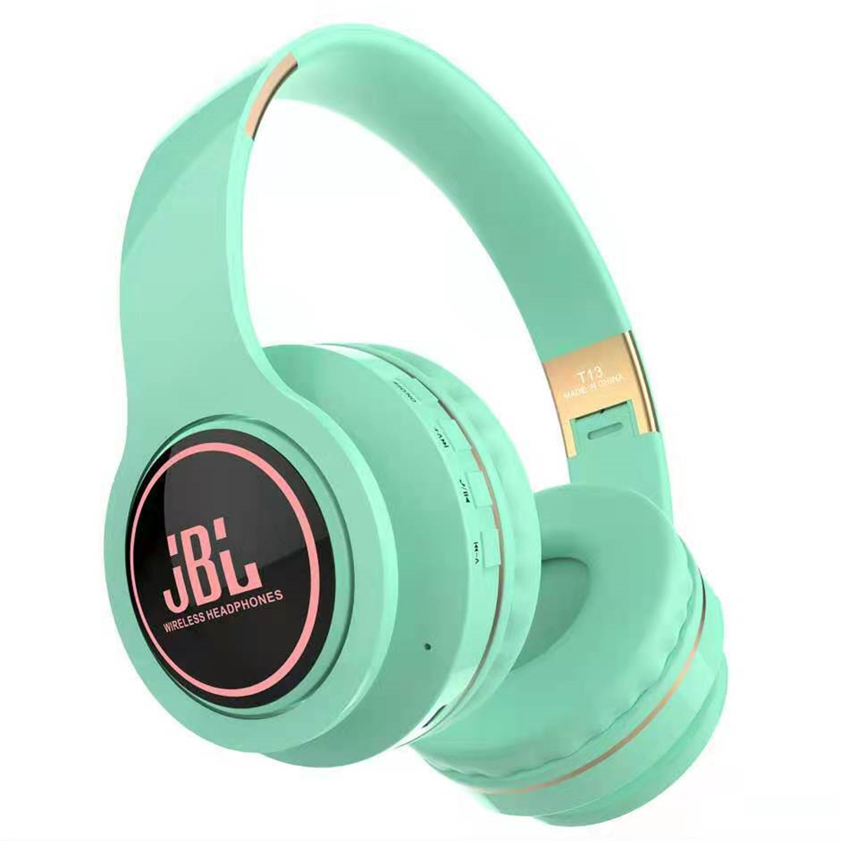 Minzgrüne JBL-Funkkopfhörer. Schwarzer Kreis mit JBL-Logo und rosa Umrandung. Goldakzente. Weißer Hintergrund.