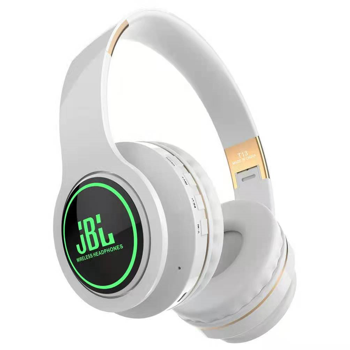 Weiße JBL-Funkkopfhörer. Schwarzes und grünes JBL-Logo auf der Ohrmuschel. Goldene Akzente. Bedienelemente an der Seite. T13 Made in China.
