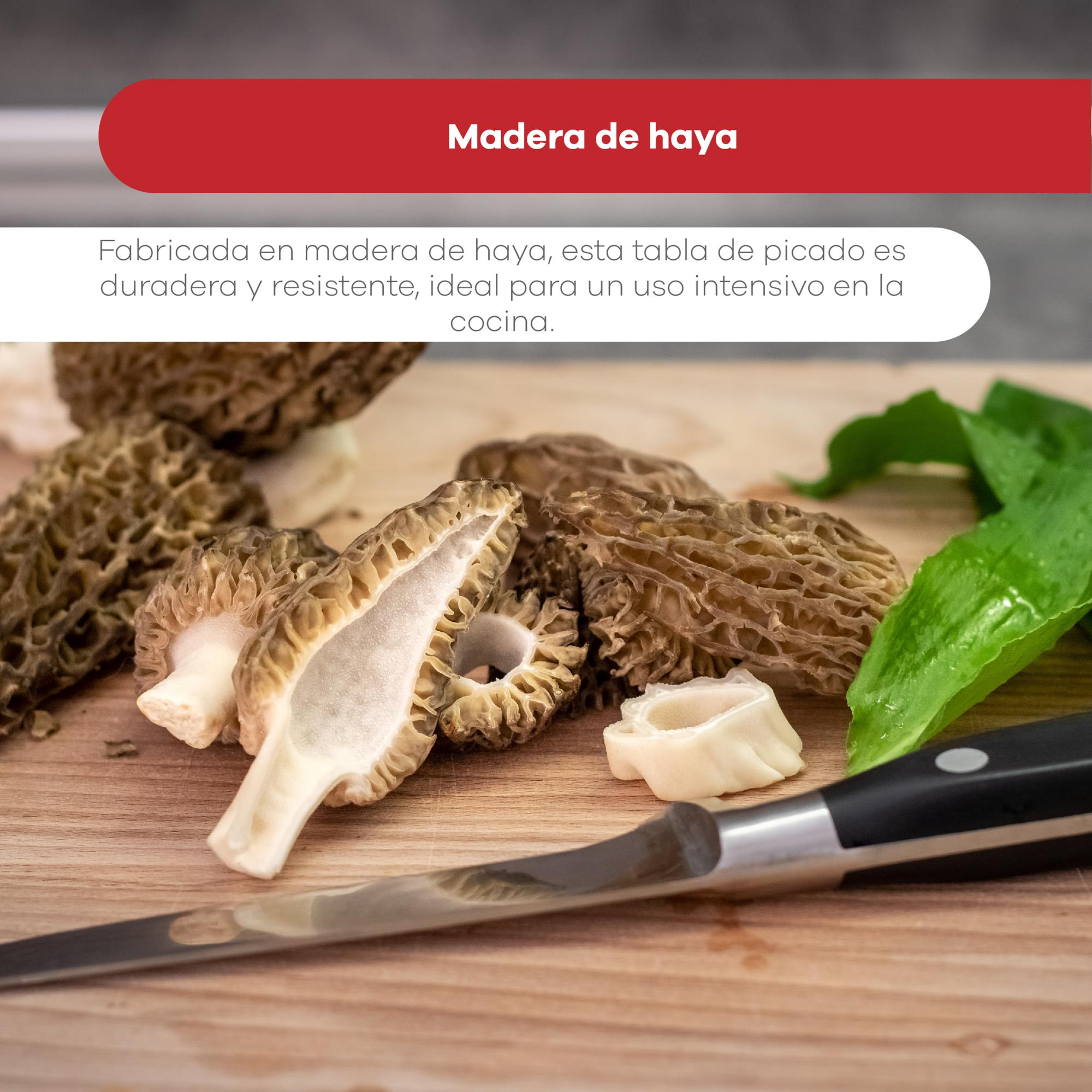Hongos, un cuchillo y vegetación en una tabla de cortar de madera.