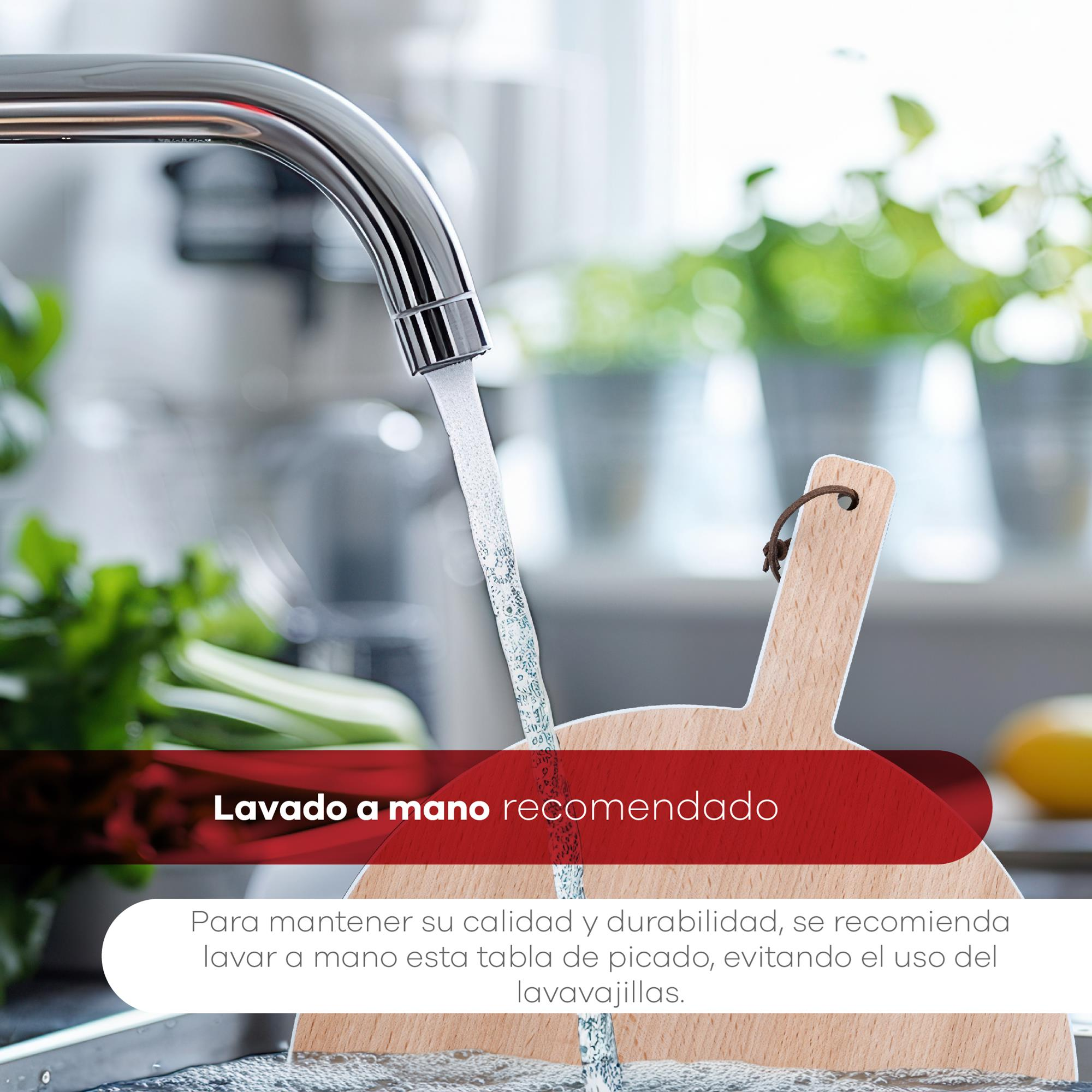 Un grifo vierte agua sobre una tabla de cortar de madera. El texto recomienda lavar a mano.
