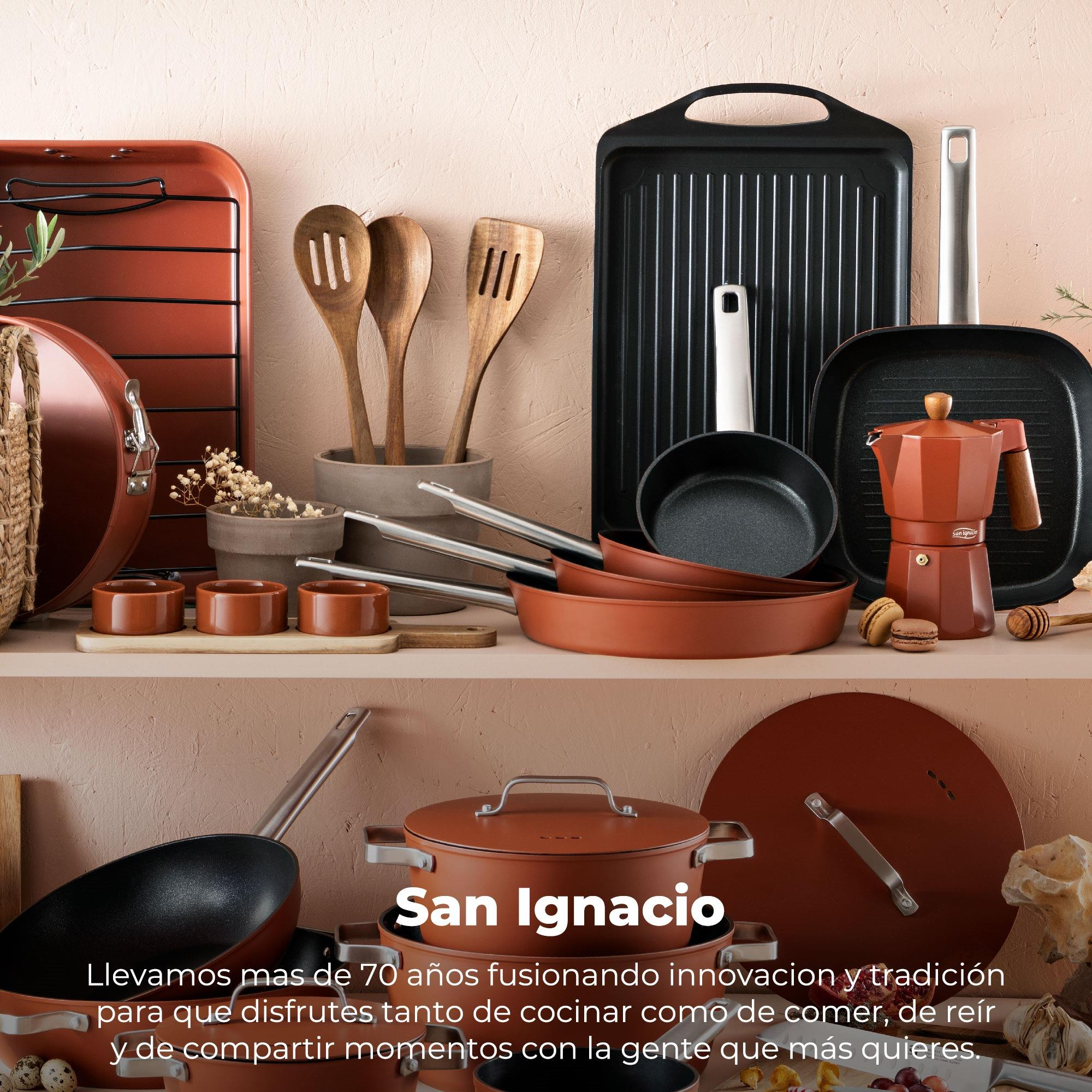 Juego de utensilios de cocina con sartenes, ollas y utensilios. Colores cobre y negro. Incluye cafetera y texto 'San Ignacio'.