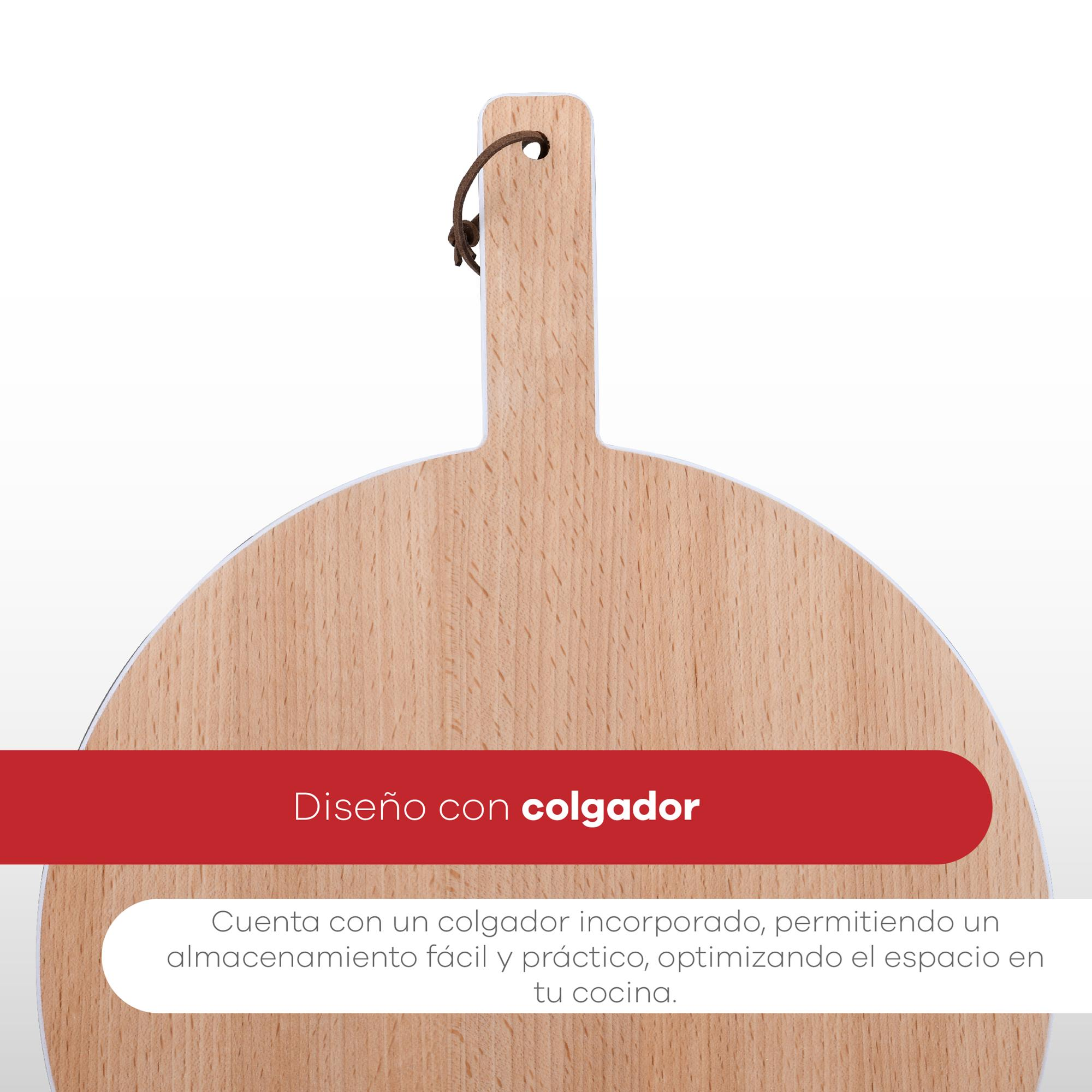 Tabla de cortar de madera con lazo para colgar. Texto: Diseño con colgador. Tiene fácil almacenamiento, optimizando el espacio de la cocina.
