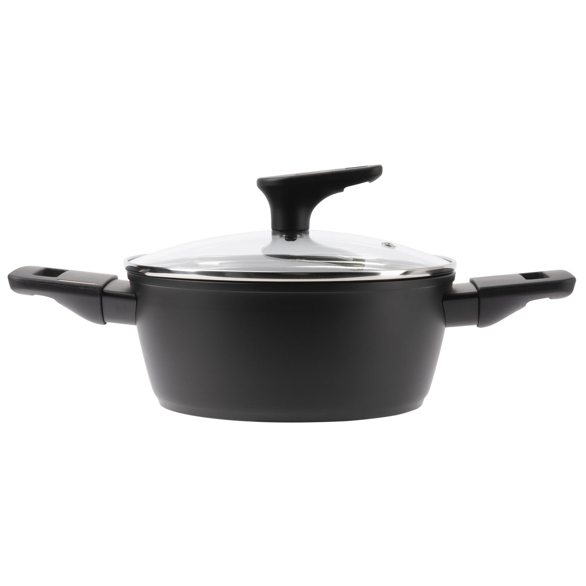 Una olla negra con tapa de cristal y dos asas laterales, sobre fondo blanco.