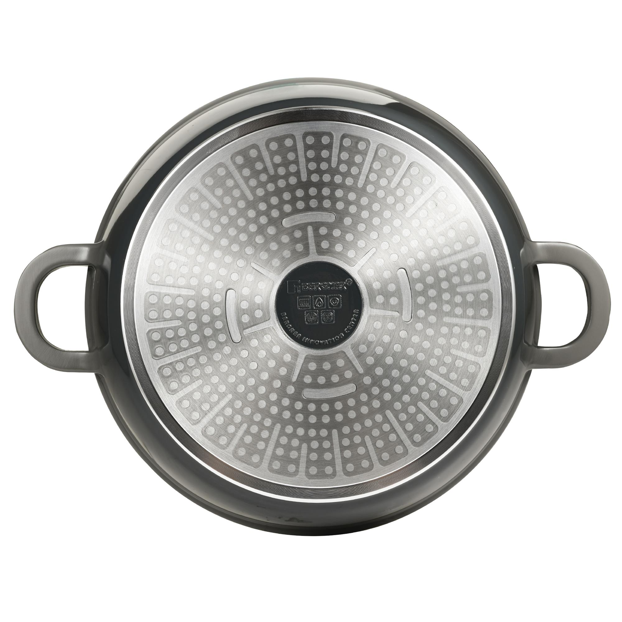 Parte inferior de una olla gris con interior plateado. Tiene dos asas. El centro tiene un círculo negro con detalles de la marca.