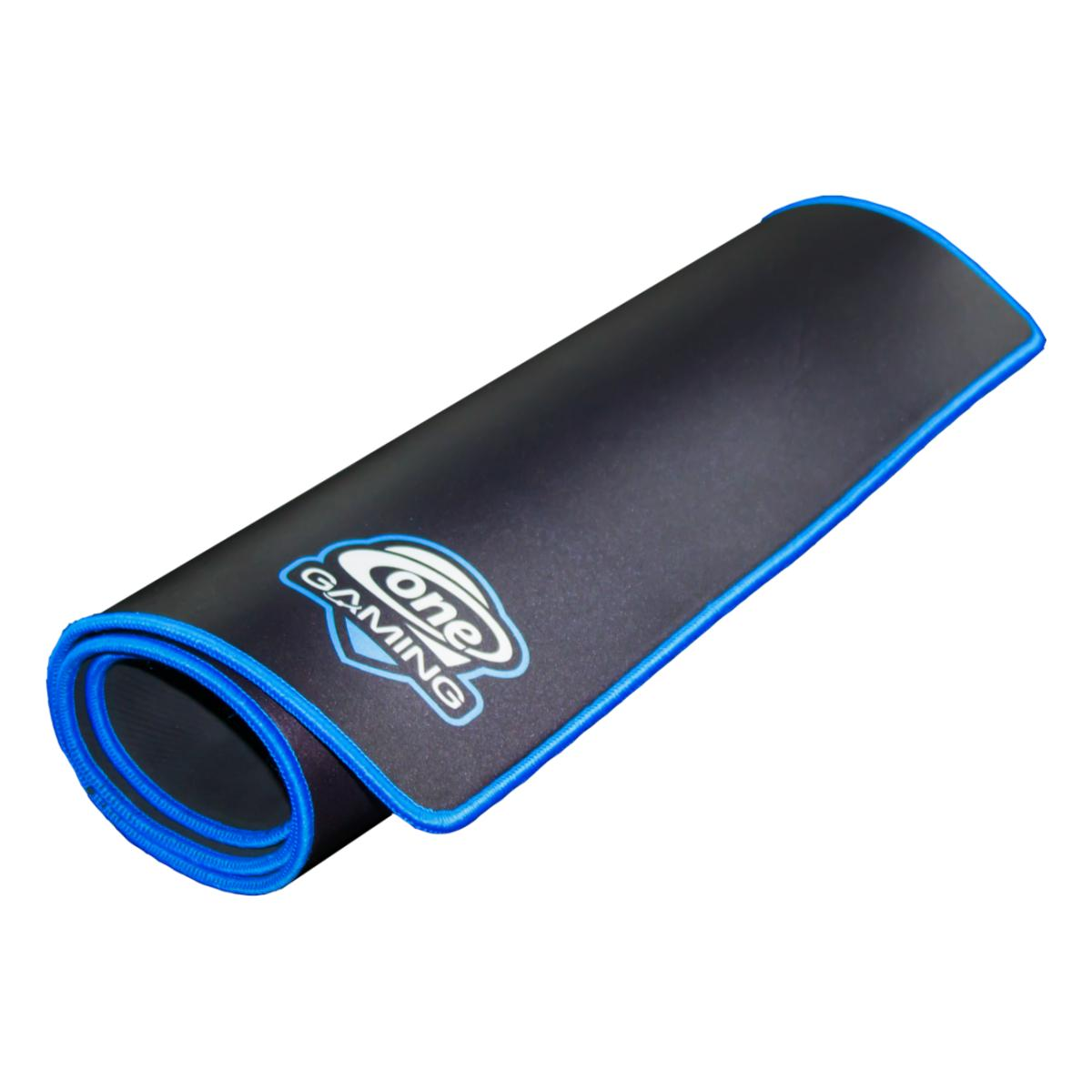 Aufgerolltes schwarzes Gaming-Mauspad mit blauem Rand. Das Logo 'One Gaming' ist sichtbar.