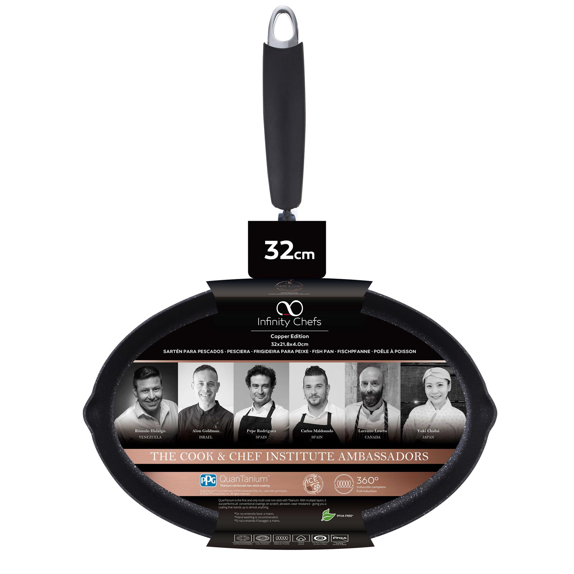 Sartén para pescado negra con mango negro. Tiene el nombre de la marca y la imagen de varios chefs. Mide 32 cm.