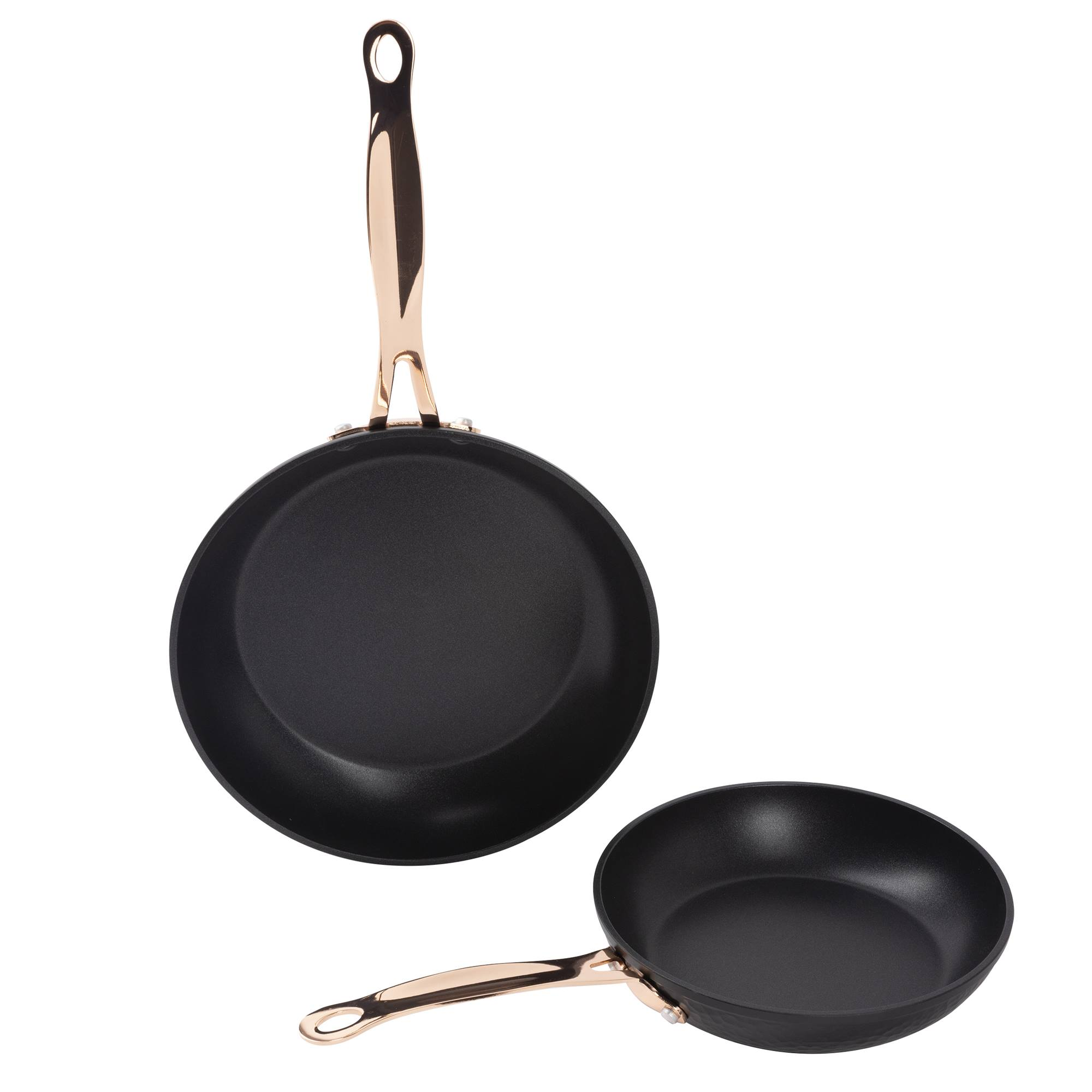Dos sartenes negros con mangos de cobre, uno grande y otro pequeño, sobre un fondo blanco.