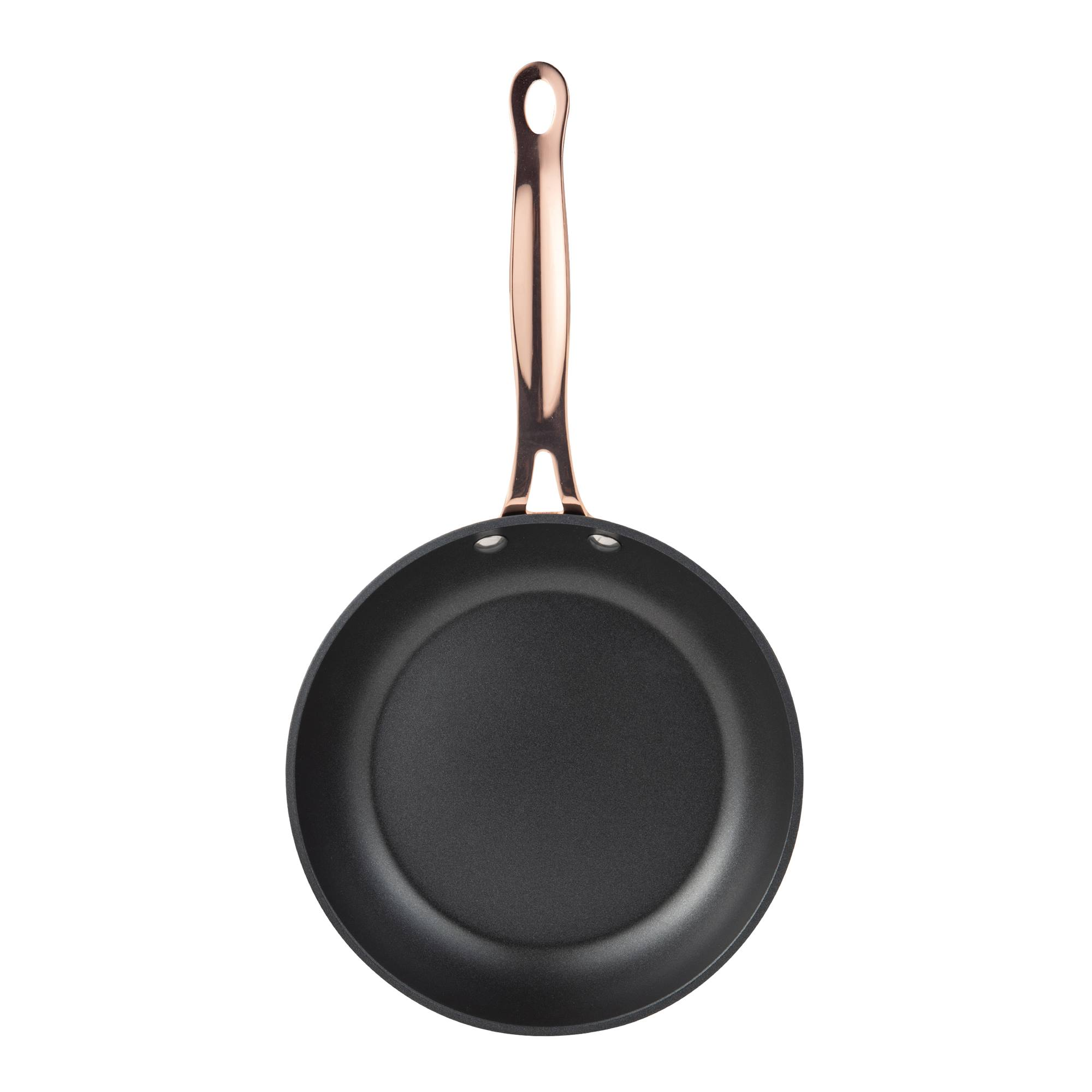 Una sartén negra con mango color cobre, sobre fondo blanco.