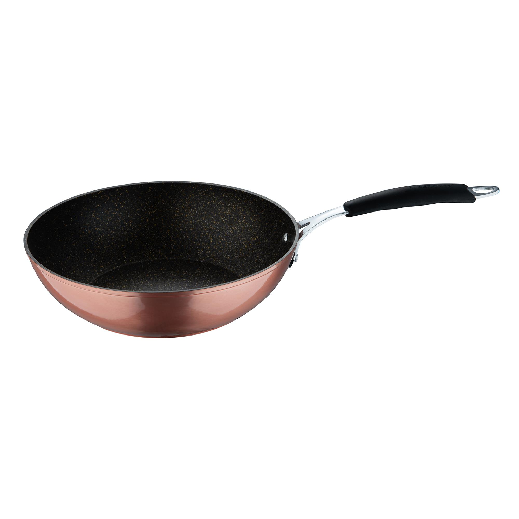 Un wok de color cobre con mango negro, sobre fondo blanco.