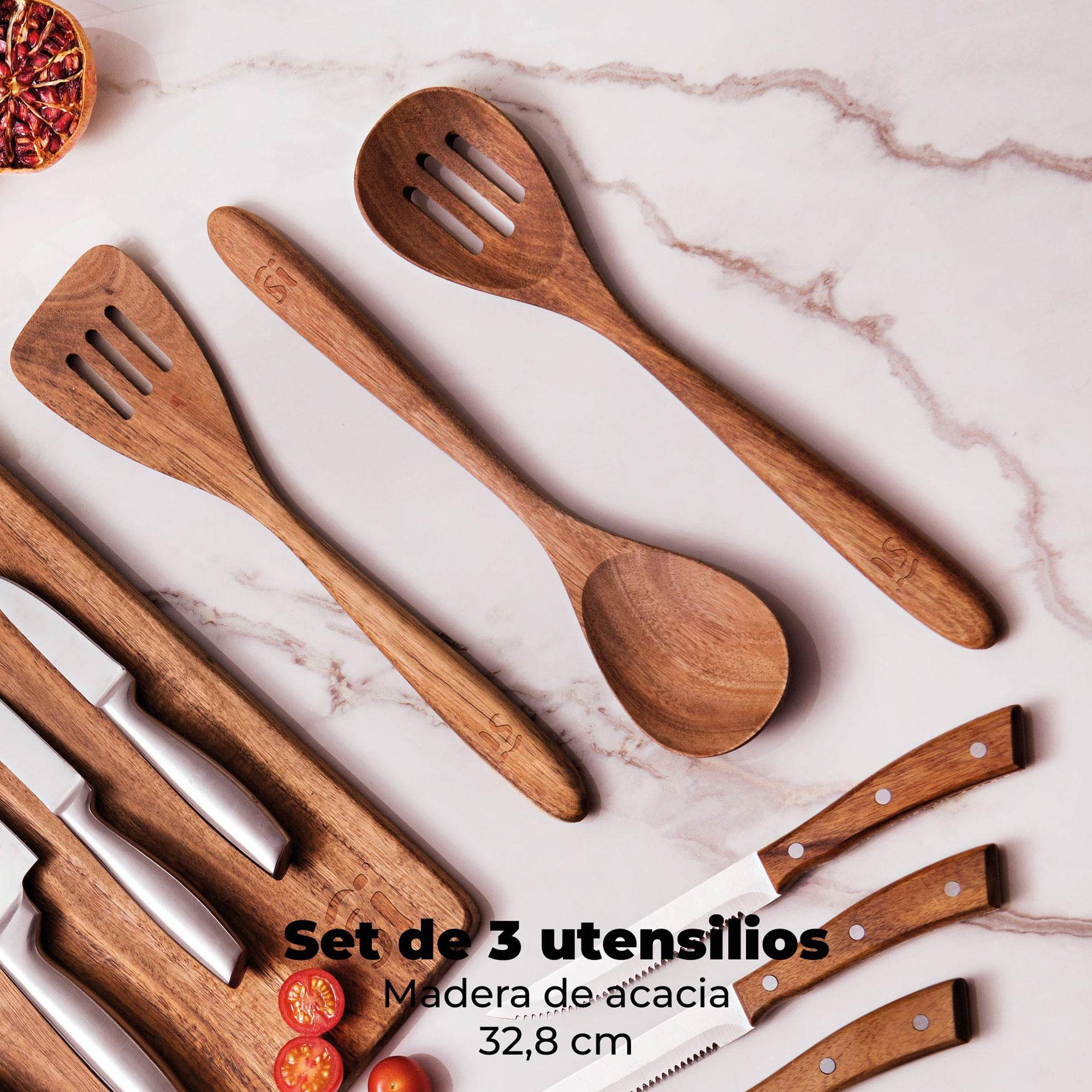 Utensilios de cocina de madera: espátula, cuchara y espumadera, con cuchillos. Sobre mármol, con texto superpuesto.