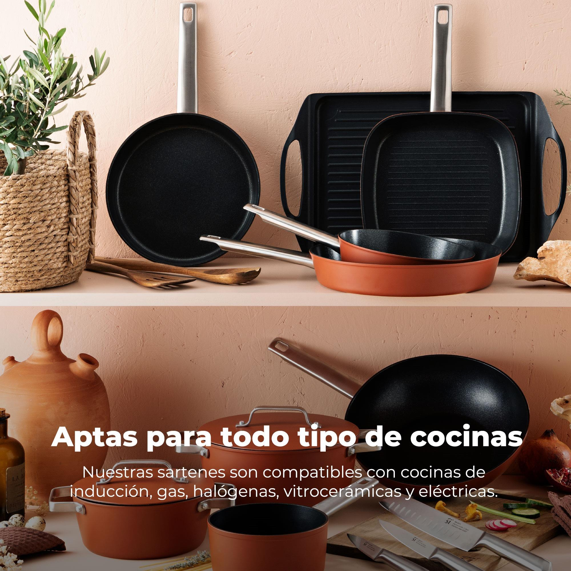 Sartenes y utensilios de cocina en un estante. Una planta en una cesta está a la izquierda. Texto: Apto para todo tipo de cocinas.
