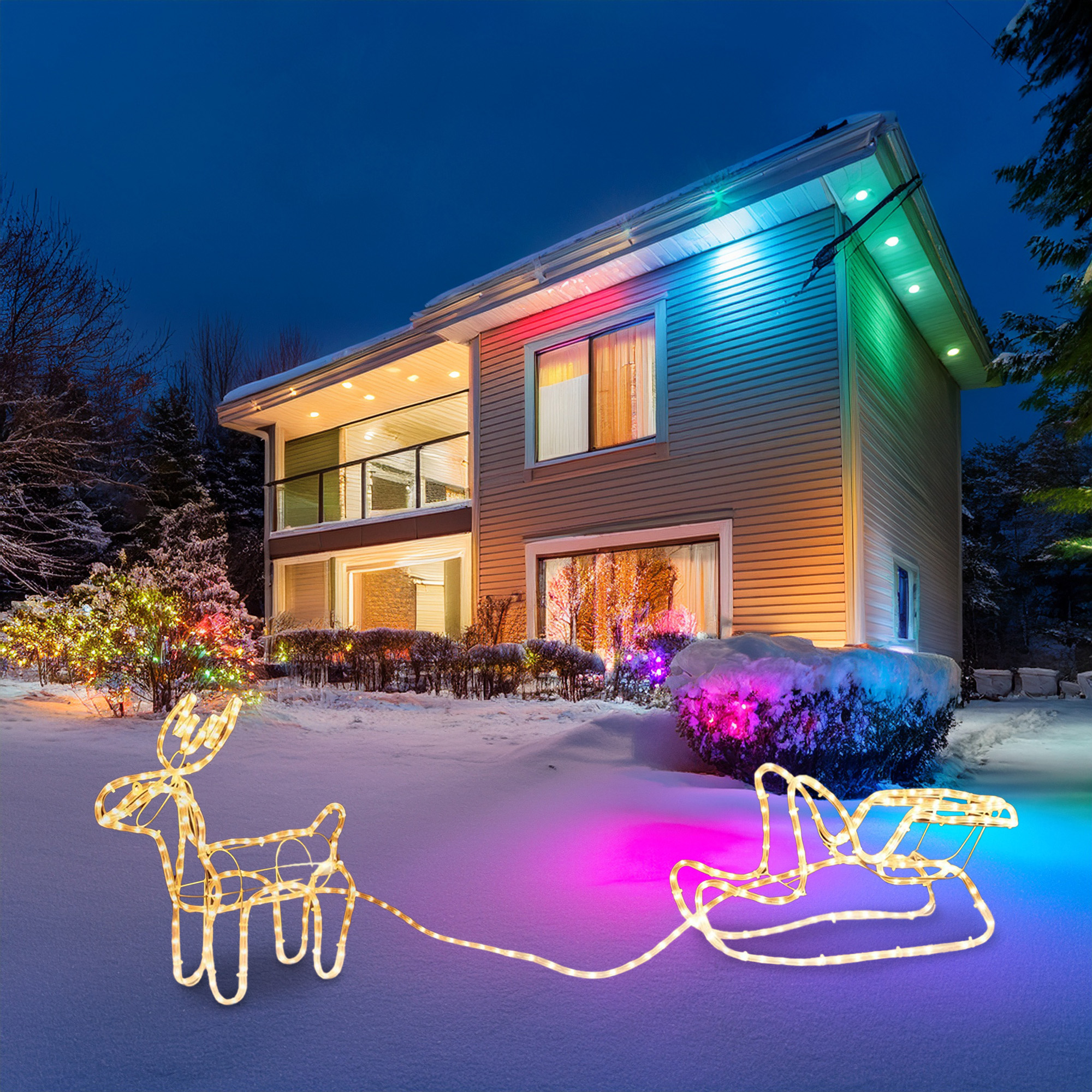 Una casa de noche con luces navideñas. Un reno y un trineo hechos de luces están en la nieve. Un cielo azul oscuro en el fondo.