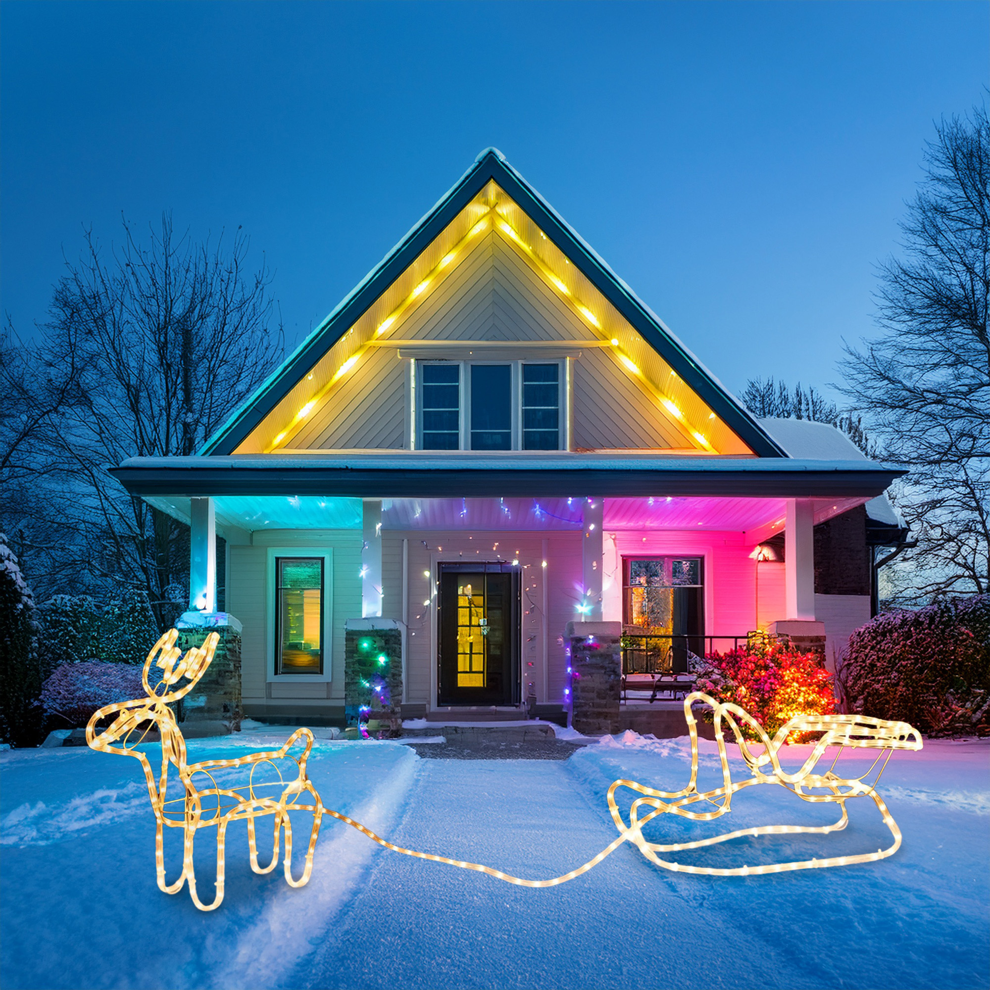 Casa decorada para Navidad con luces. Incluye un reno y un trineo de luces en el camino nevado.