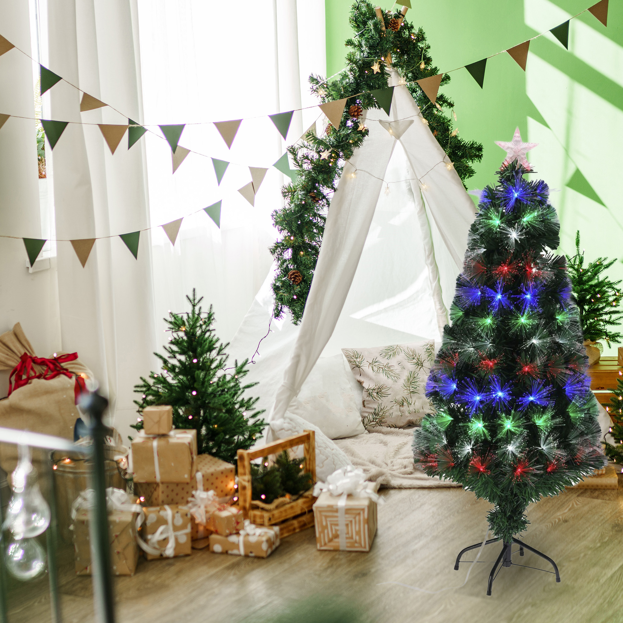 Una escena navideña decorada. Un árbol de fibra óptica está en el centro con una estrella. Hay regalos y un tipi.