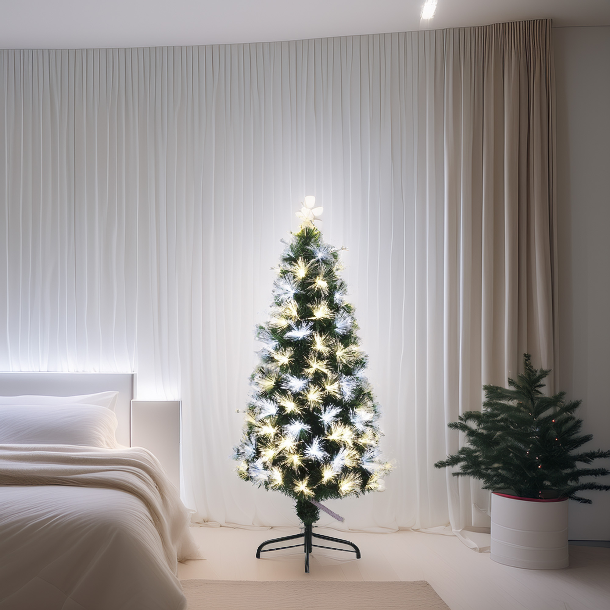 Un dormitorio con árbol de Navidad iluminado, cama y un pequeño árbol en maceta. Cortinas y paredes blancas crean un ambiente brillante.