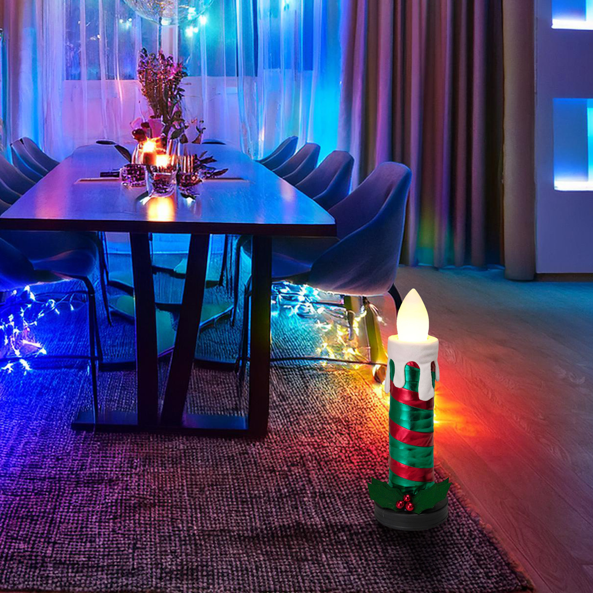 Una mesa de comedor con velas está puesta. Una vela decorativa está en el suelo. La habitación tiene un ambiente festivo y colorido.