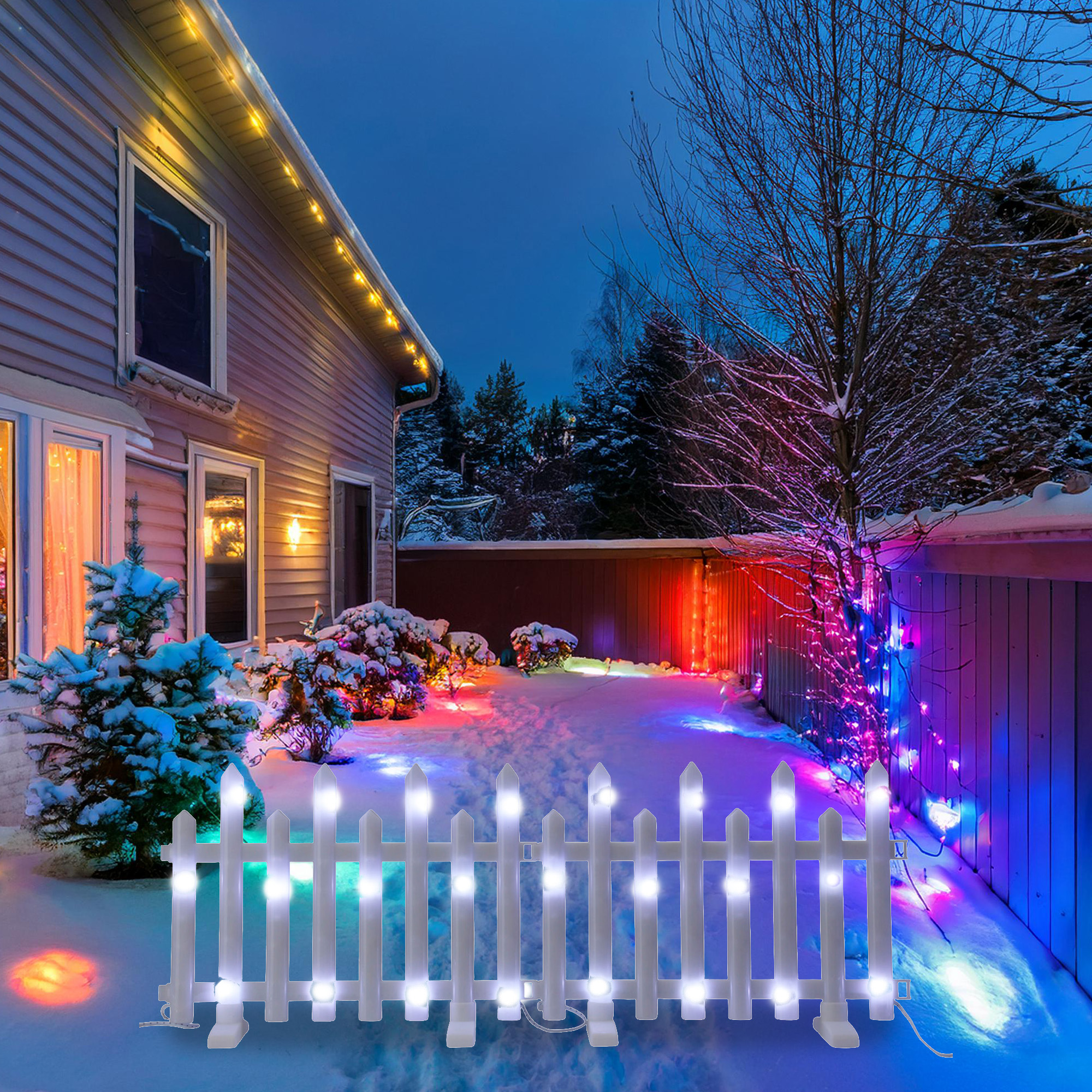 Patio nevado con casa, cerca y árboles. Decorado con luces de colores para Navidad. Nieve cubre el suelo.