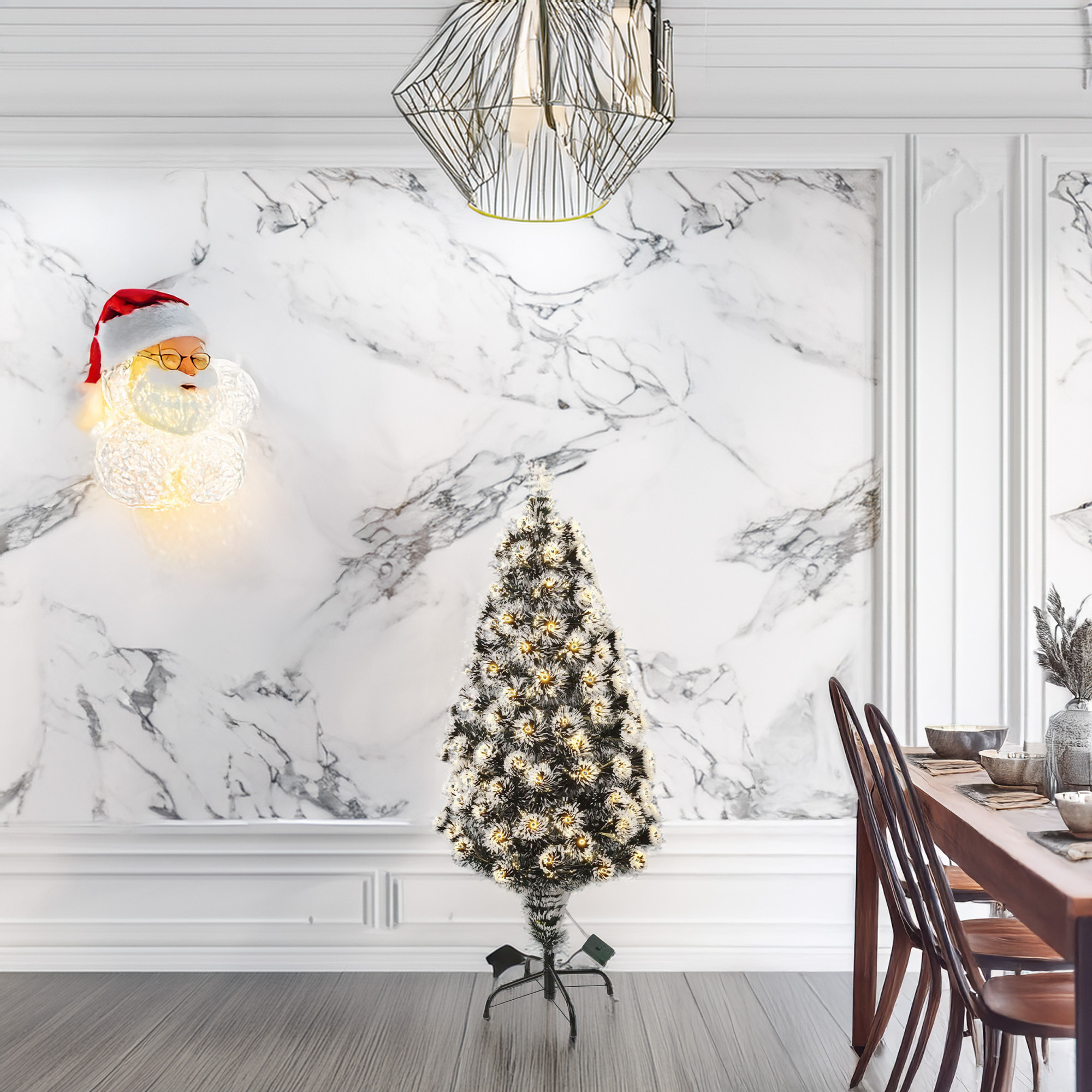 Una escena navideña con árbol, luz de Papá Noel y mesa de comedor. Pared de mármol y piso de madera.