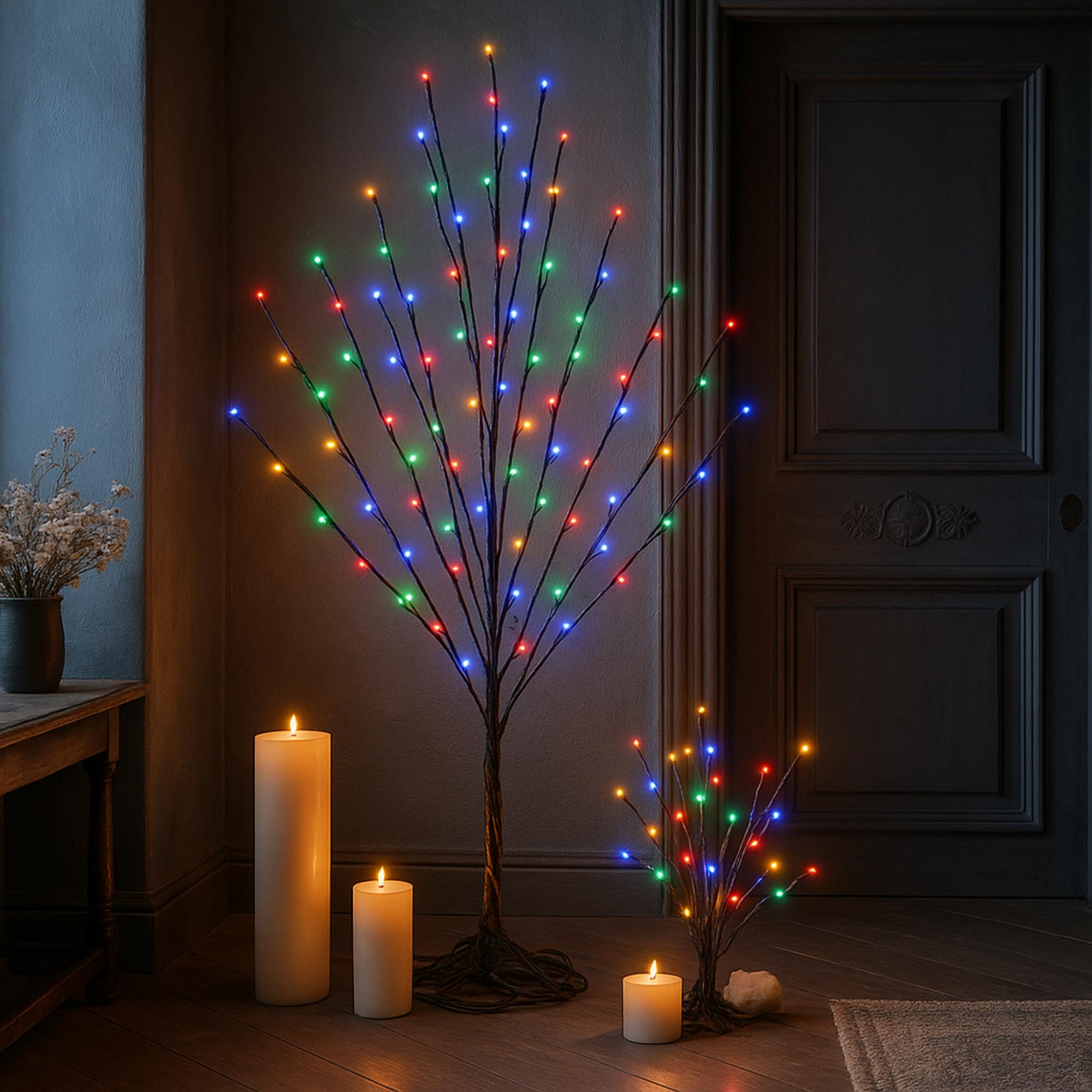 Una habitación con un árbol con luces de colores, velas y una puerta oscura.