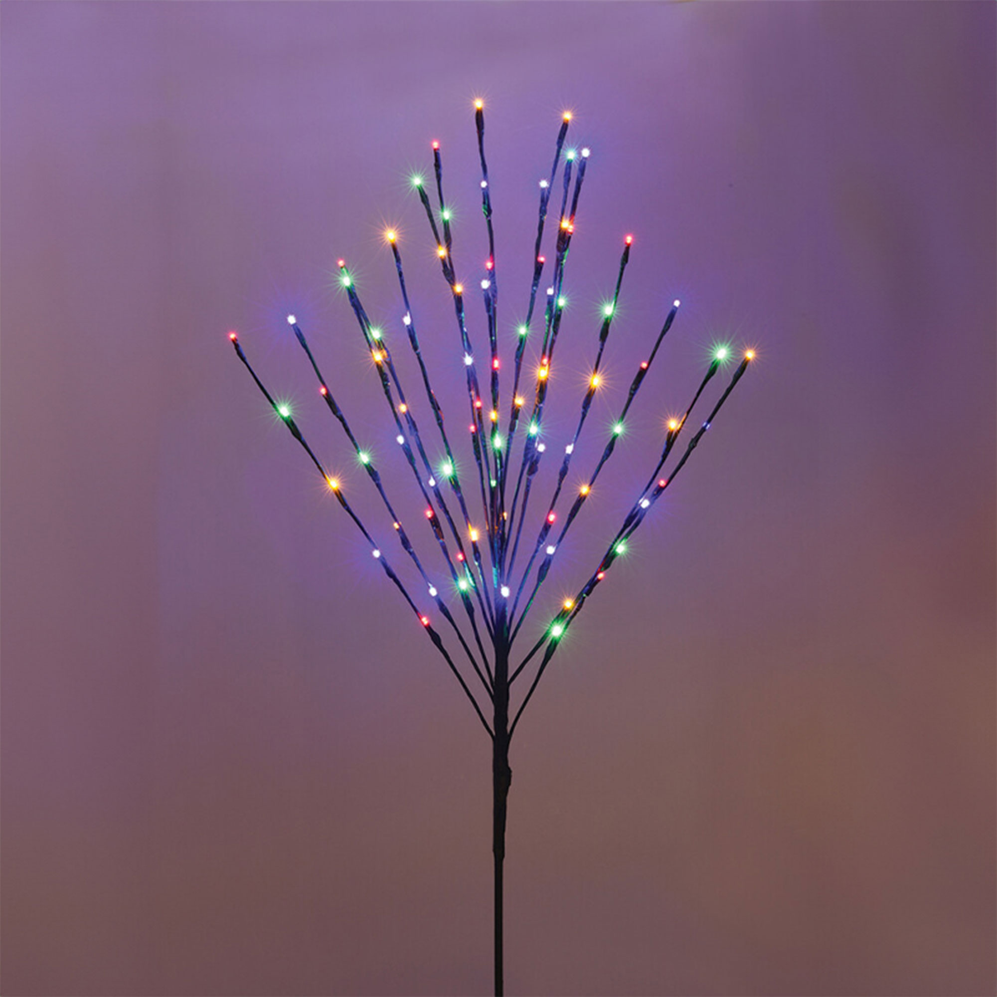 Una lámpara decorativa con múltiples tallos. Cada tallo tiene luces LED de colores sobre un fondo morado.