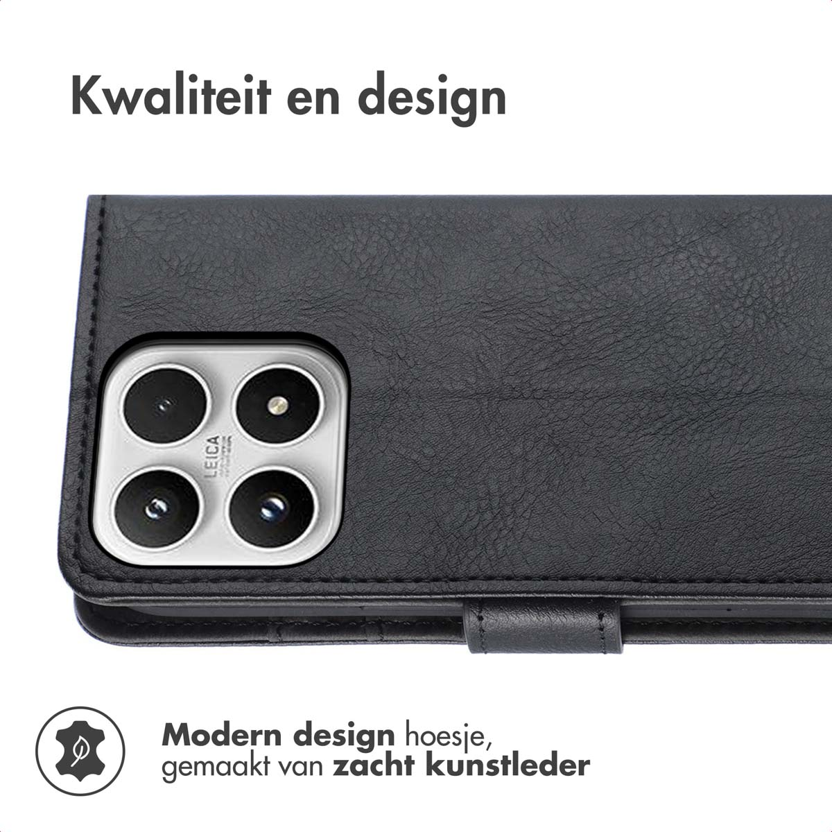 Custodia per telefono in pelle nera con più lenti della fotocamera e una chiusura. Testo: 'Kwaliteit en design' e 'Modern design hoesje'.