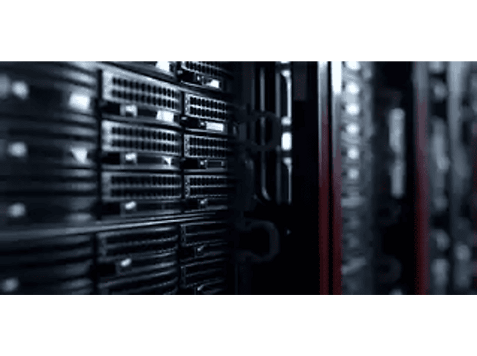 Szafy serwerowe z migającymi światłami. Ciemne otoczenie. Rzędy serwerów w centrum danych, z naciskiem na detale.