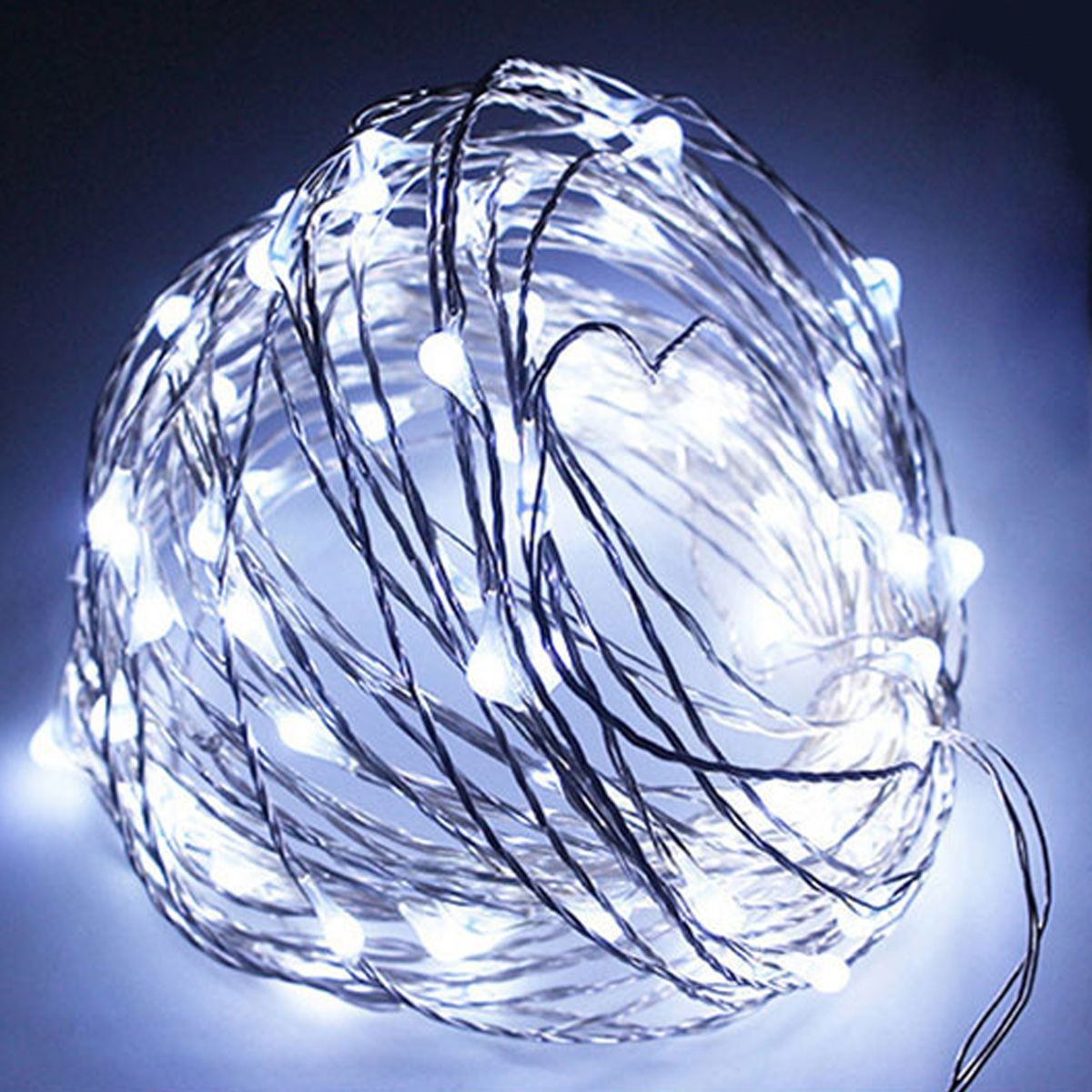Nahaufnahme einer verwickelten Lichterkette mit weißen LEDs. Die Lichter sind klein und eng beieinander, mit dunklen Drähten.