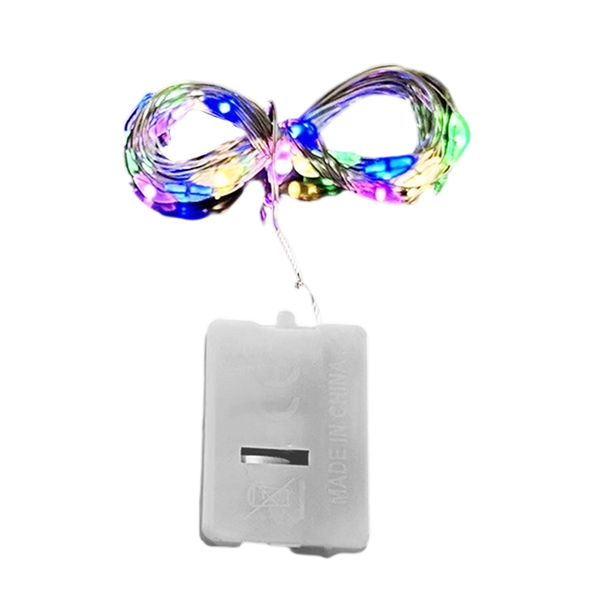 Una stringa di luci LED colorate è legata sopra un pacco batteria bianco. Il pacco batteria è etichettato 'MADE IN CHINA'.