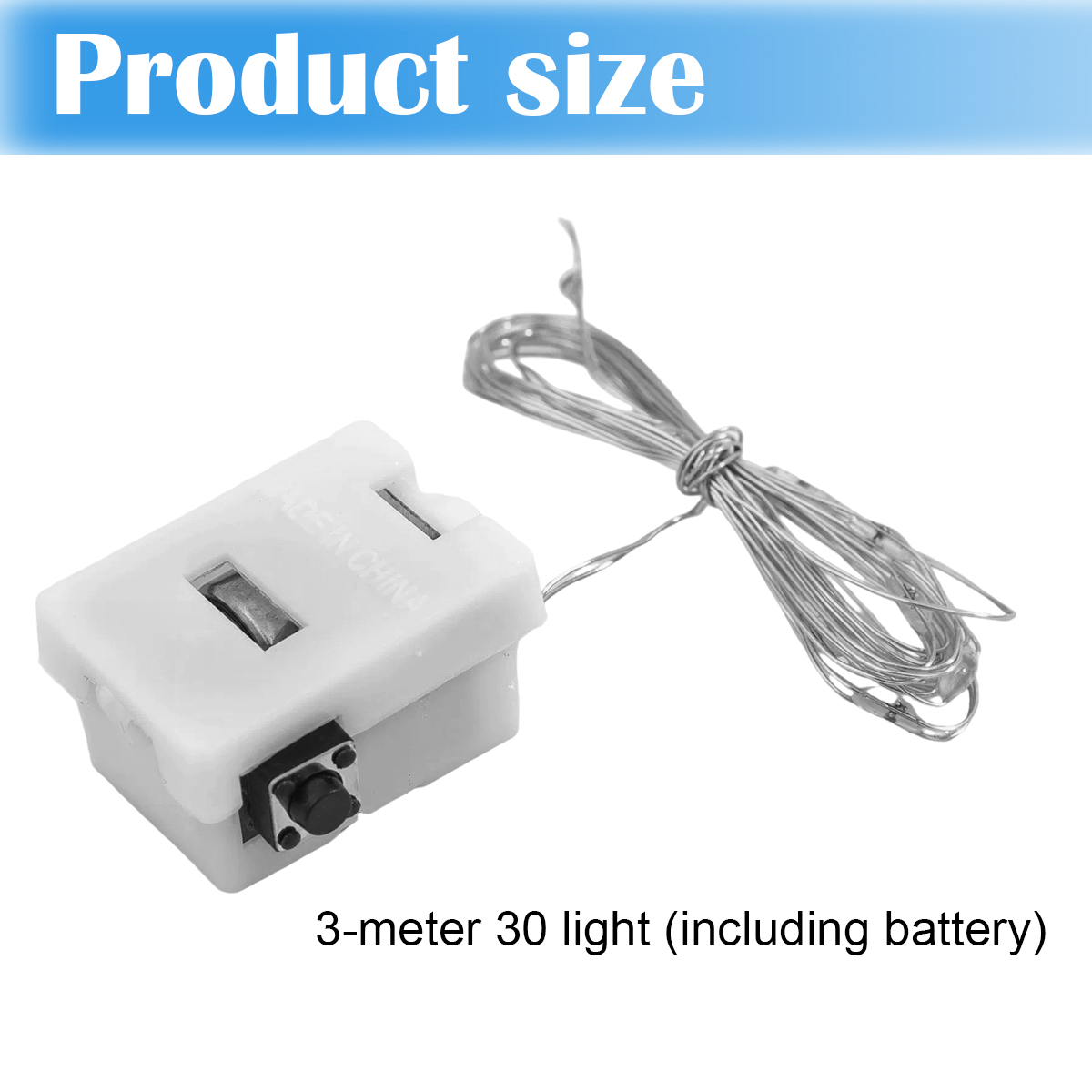 Un pacco batteria bianco con un pulsante nero e luci a filo d'argento. Testo: Dimensioni del prodotto, 3 metri 30 luci (batteria inclusa).